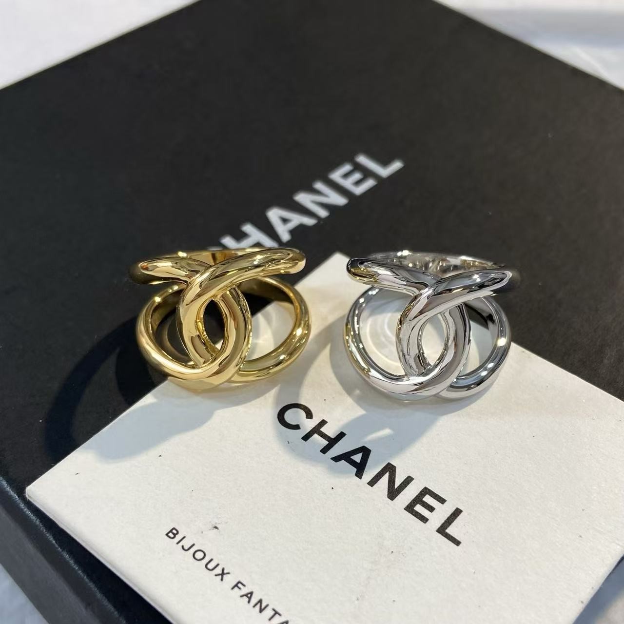 <p>CHANEL 镂空双c戒指</p>