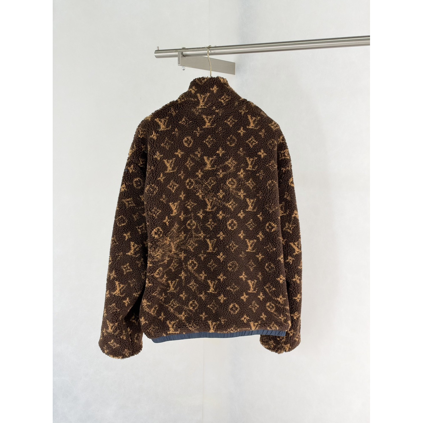 <p>LV&nbsp;Monogram双面穿老花字母羊羔绒外套</p>