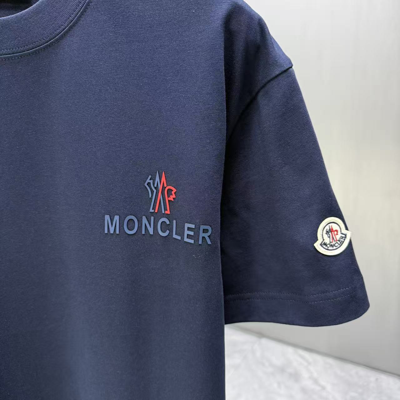 <p>Moncler 短袖T恤(黑)</p>