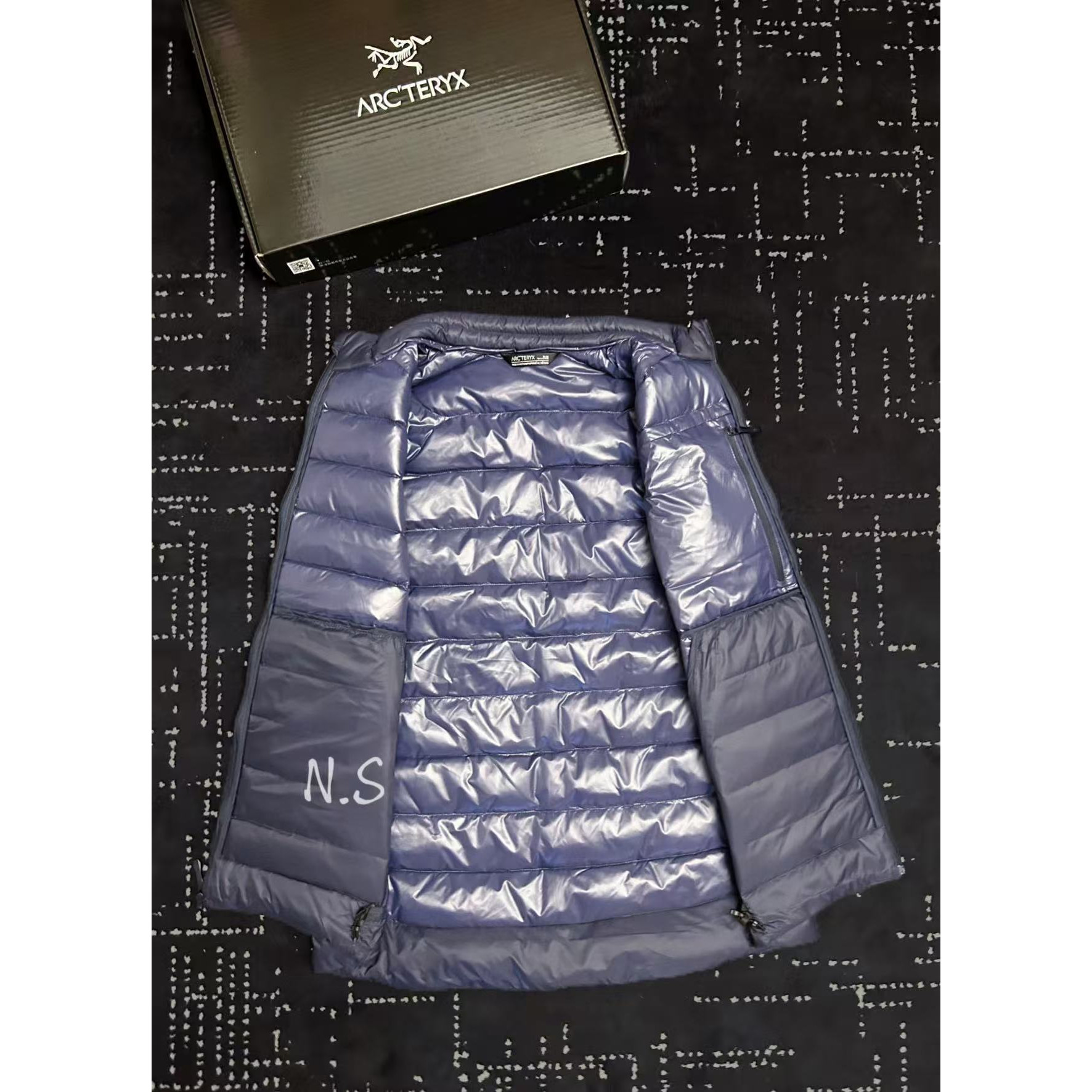 <p>Arc'teryx 立领鹅绒马甲(藏青)</p>