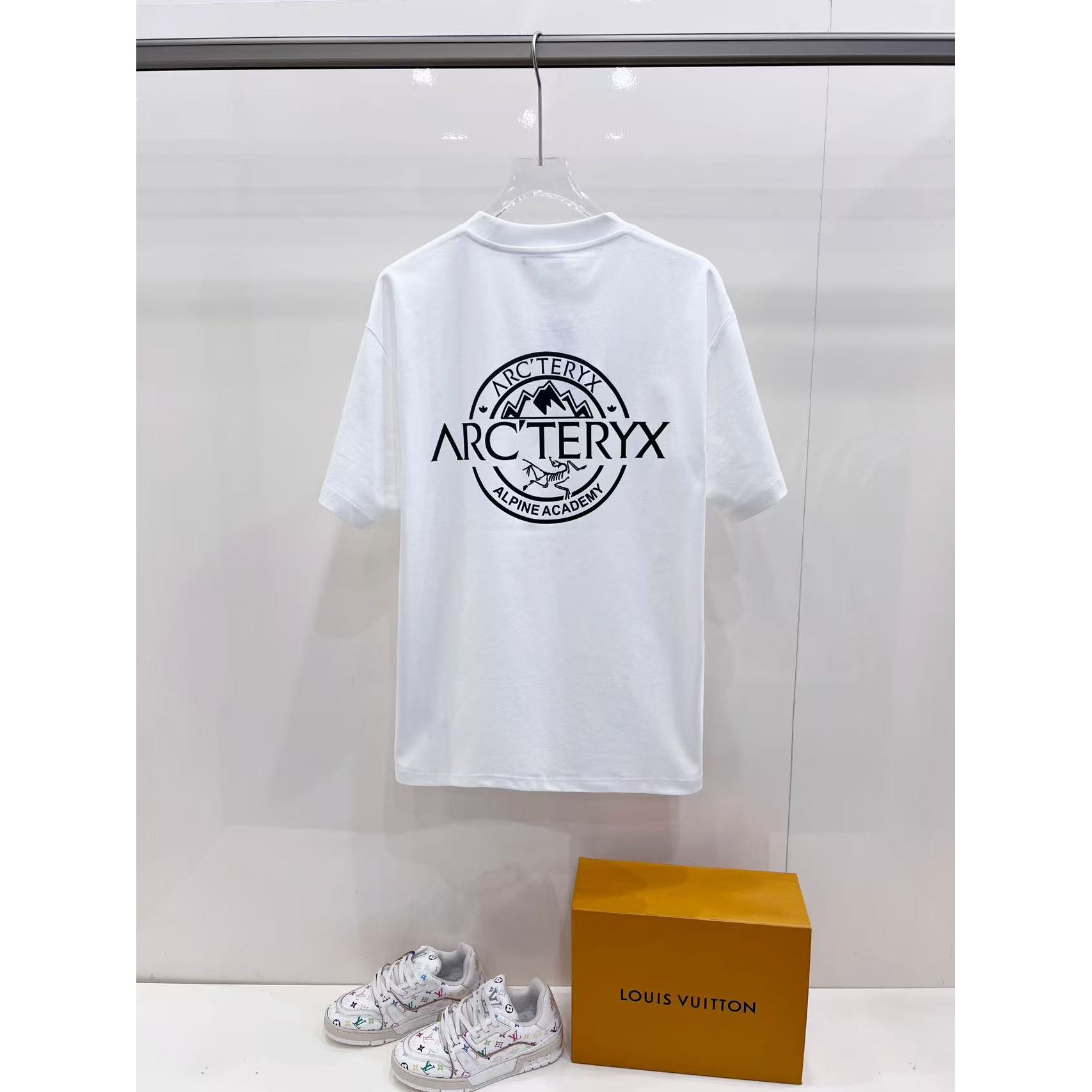 <p>Arc'teryx&nbsp;短袖圆领T恤(白)</p>
