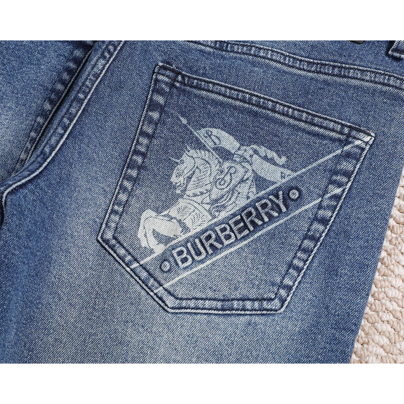 <p>BURBERRY 新款牛仔裤(3579#)</p>