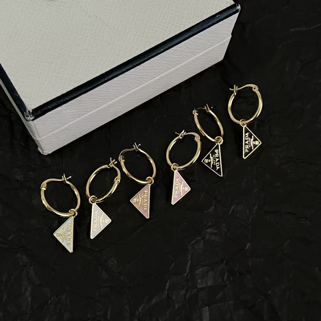 <p>PRADA 三角形耳环</p>