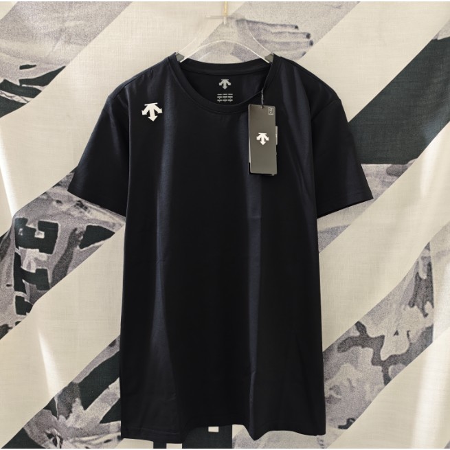 <p>DESCENTE 反光銀LOGO速乾短袖T恤(黑)</p>