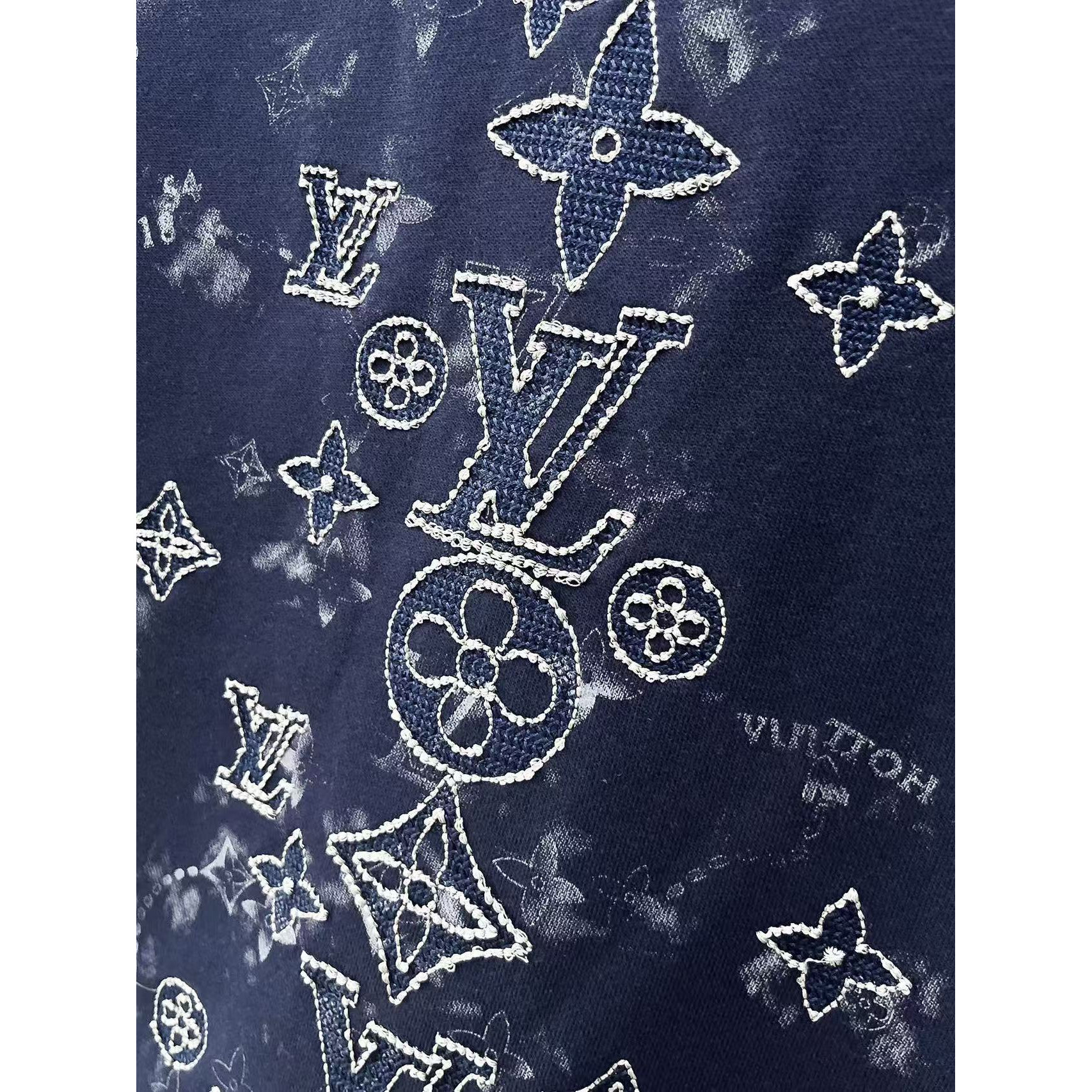 <p>LV&nbsp;&nbsp;圓領長袖T恤(藏青)</p>