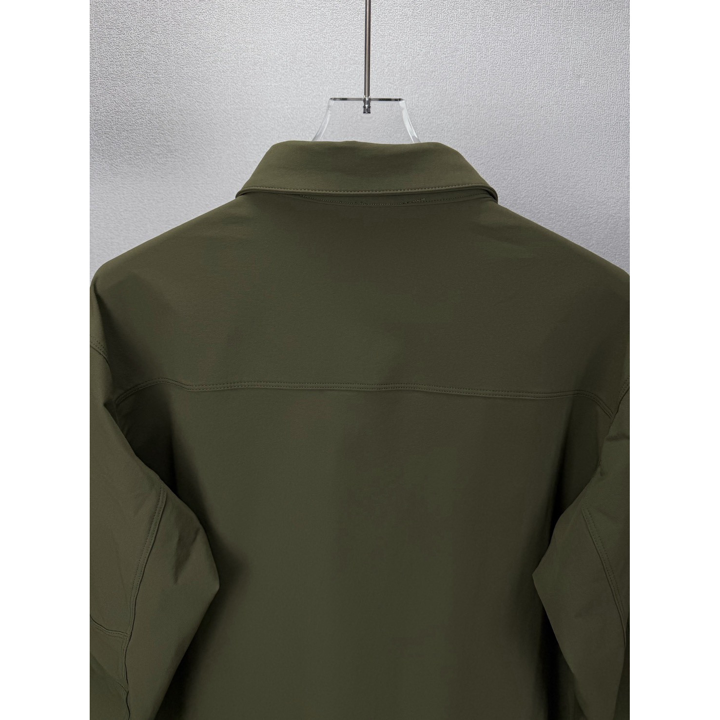 <p>Arc'teryx 情侣款翻领夹克外套(军绿色)</p>