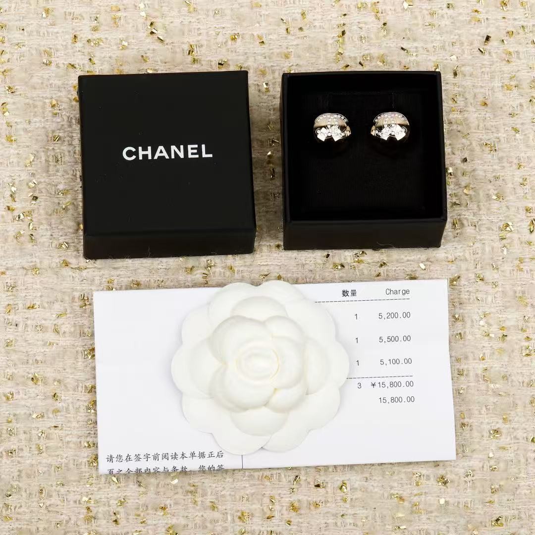 <p>DIOR&nbsp; 26C半圆球双c耳钉</p>
