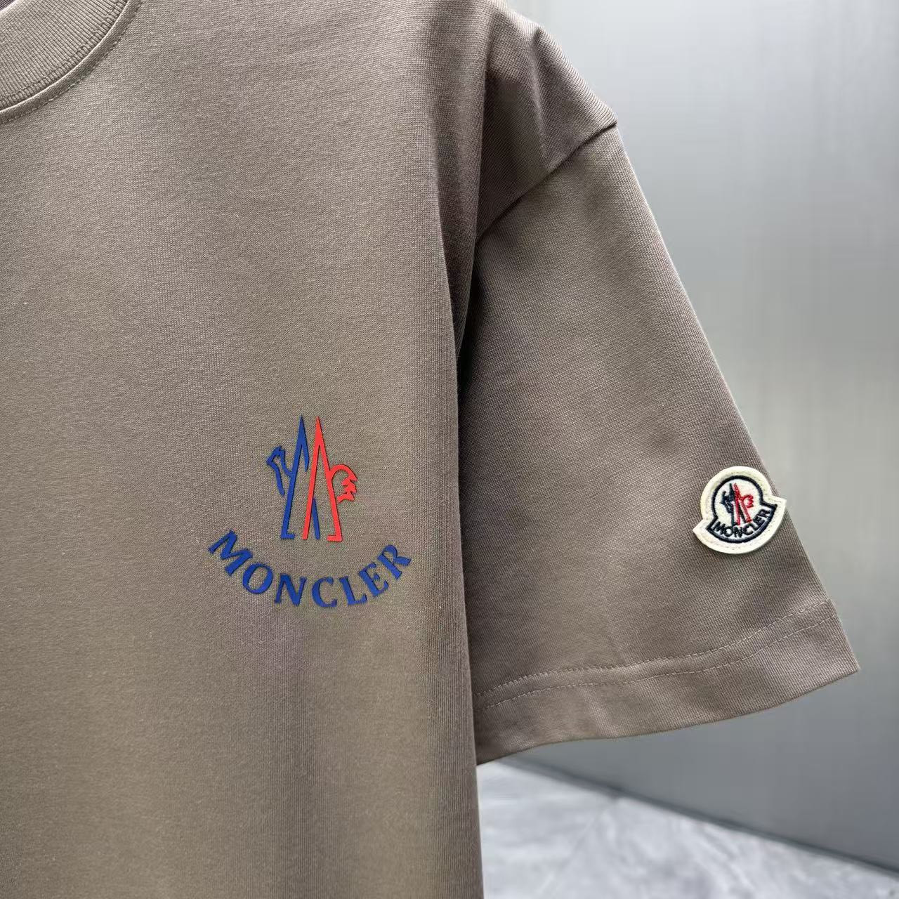 <p>Moncler 短袖T恤(棕)</p>