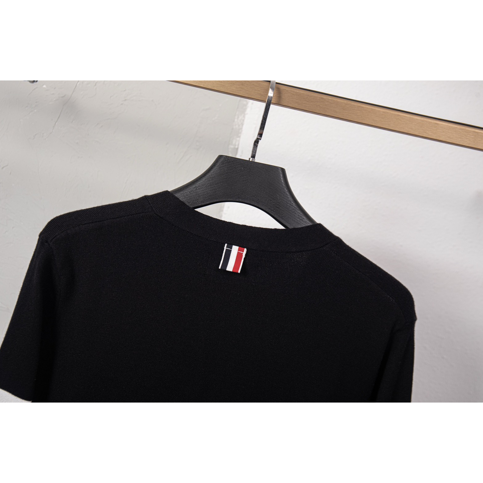 <p>Thom Browne&nbsp;针织开衫外套(黑色DZ17)</p>