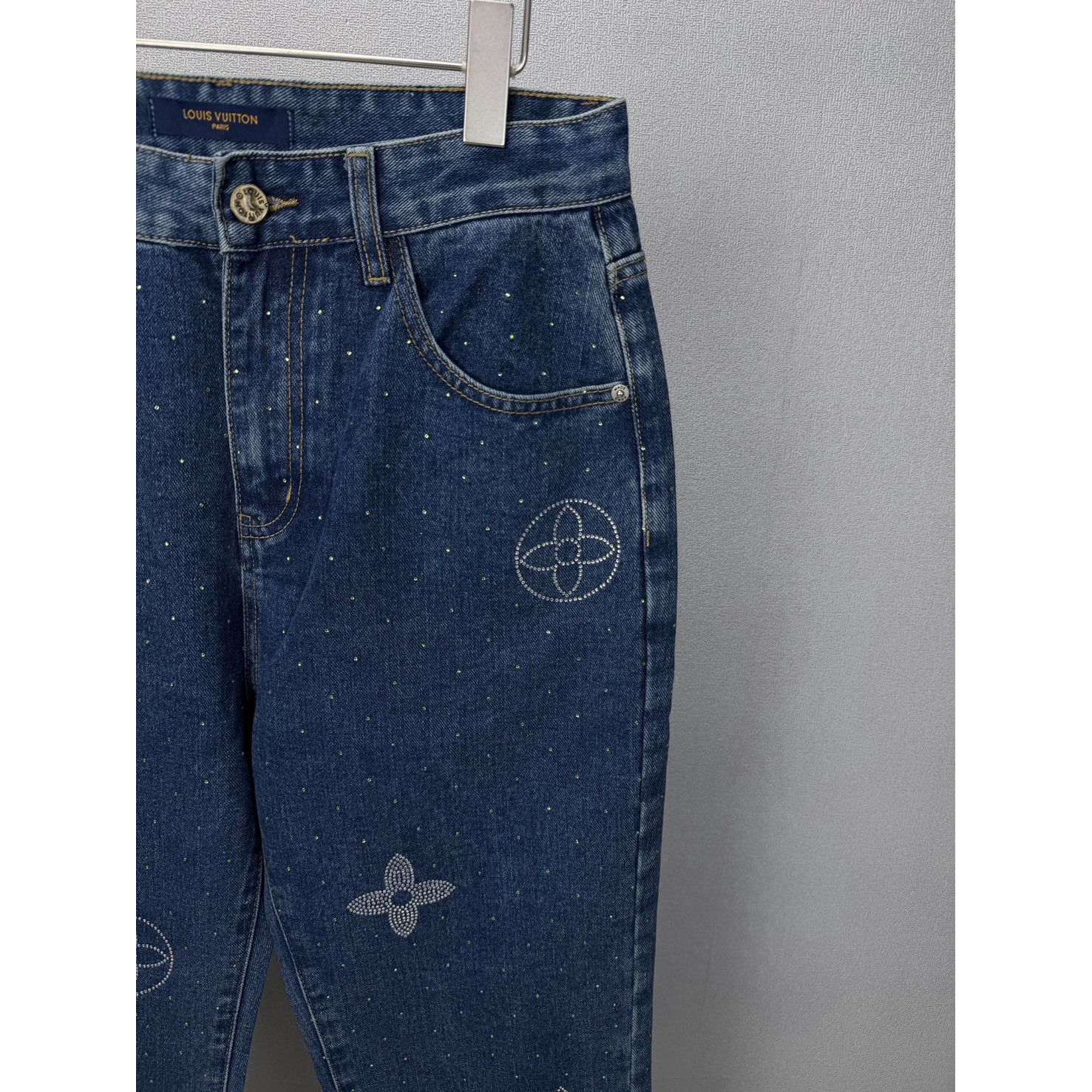 <p>&nbsp;LV 烫钻满天星logo情侣款水洗宽松牛仔裤(藍)</p>