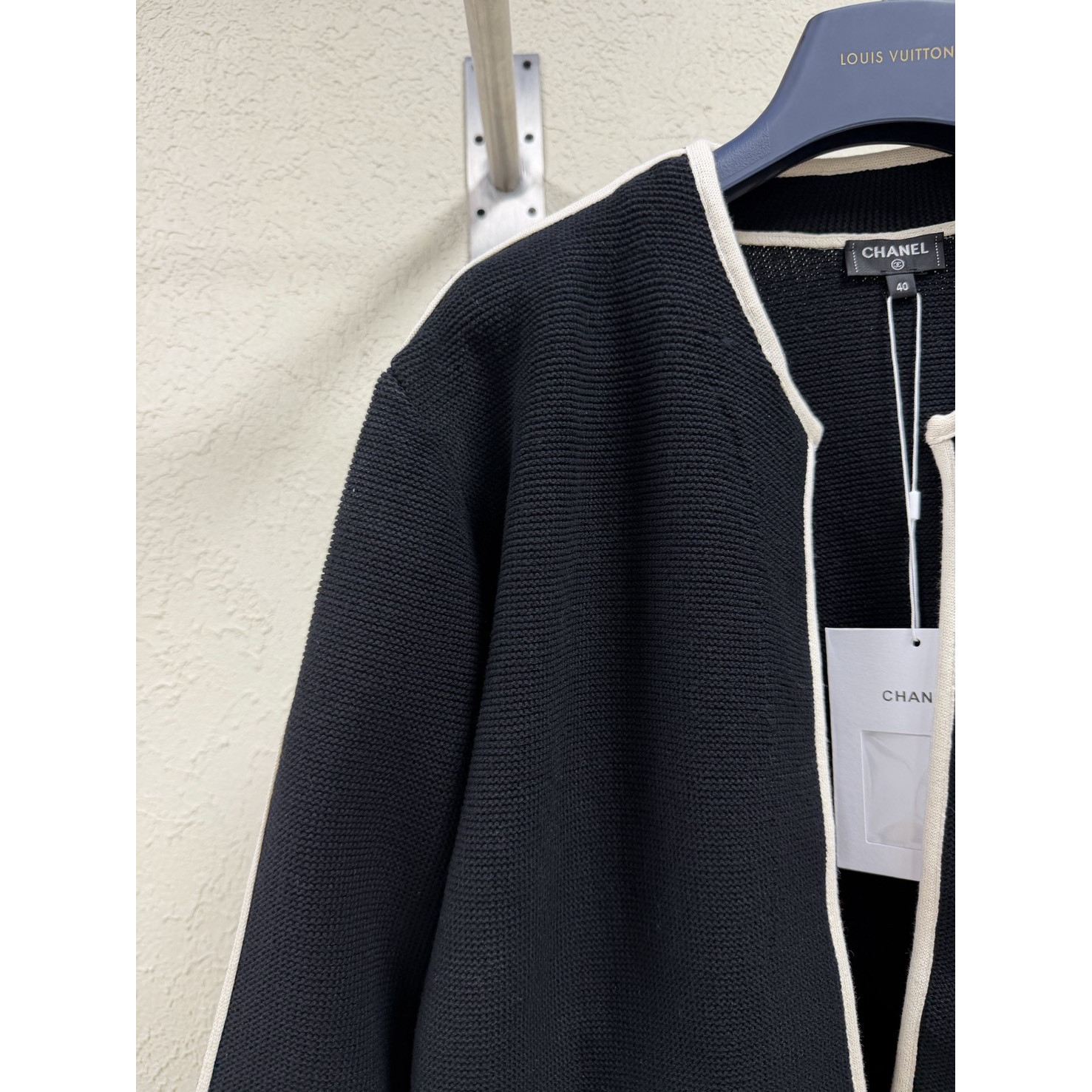 <p>Chanel 黑底米白滚边针织开衫</p>