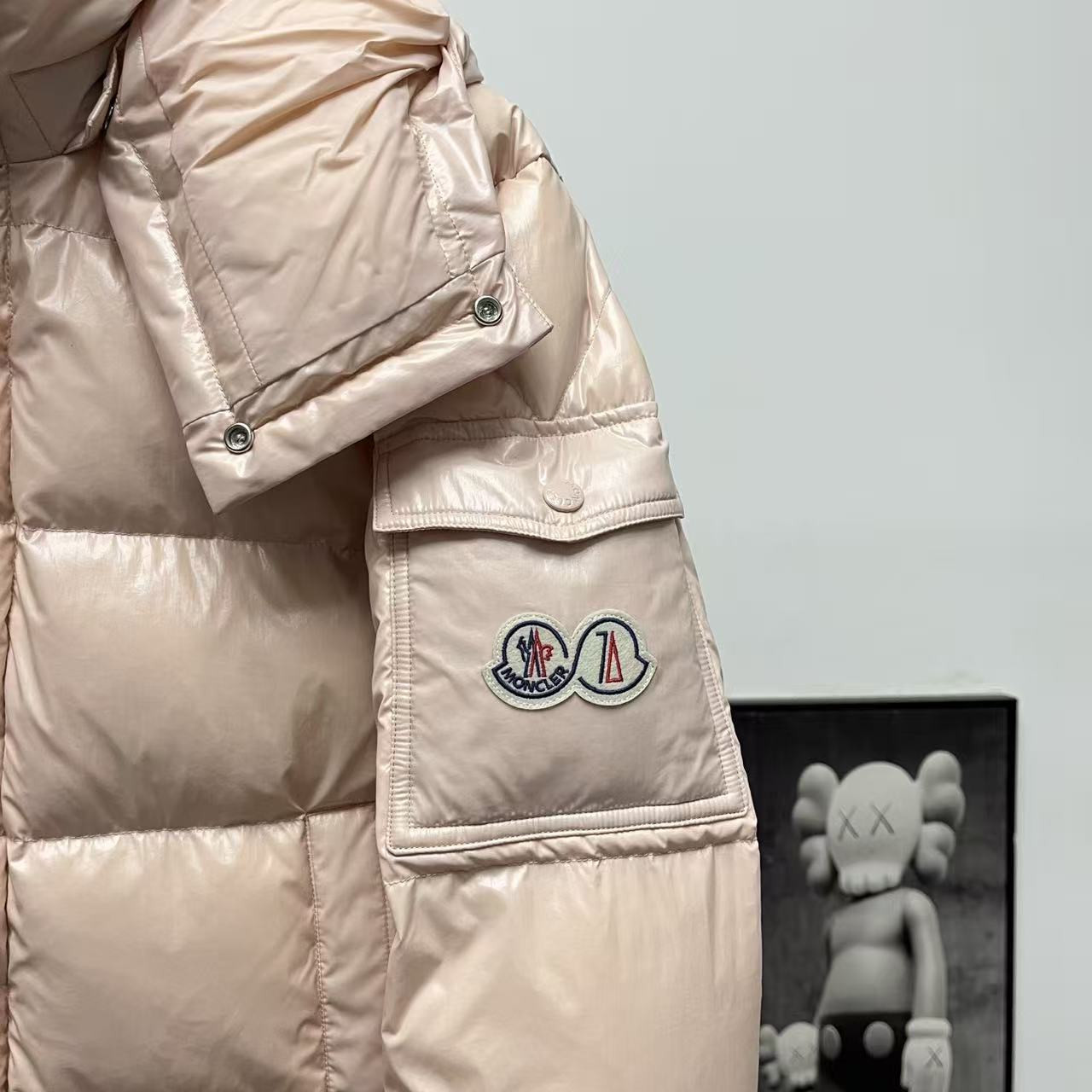 <p>Moncler 70周年双标连帽羽绒服(粉色)</p>