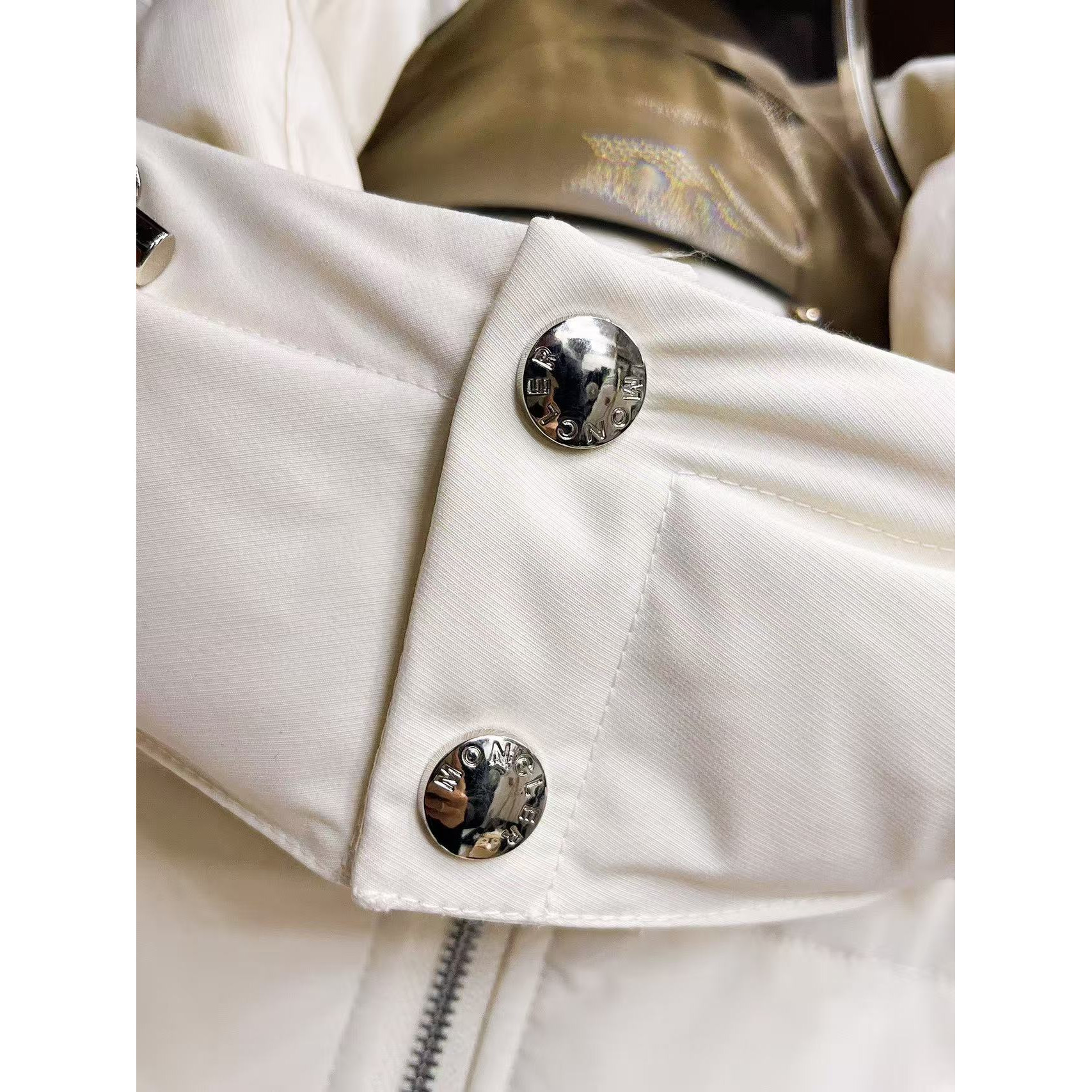 <p>MONCLER 秋冬新款羽绒服(白)</p>