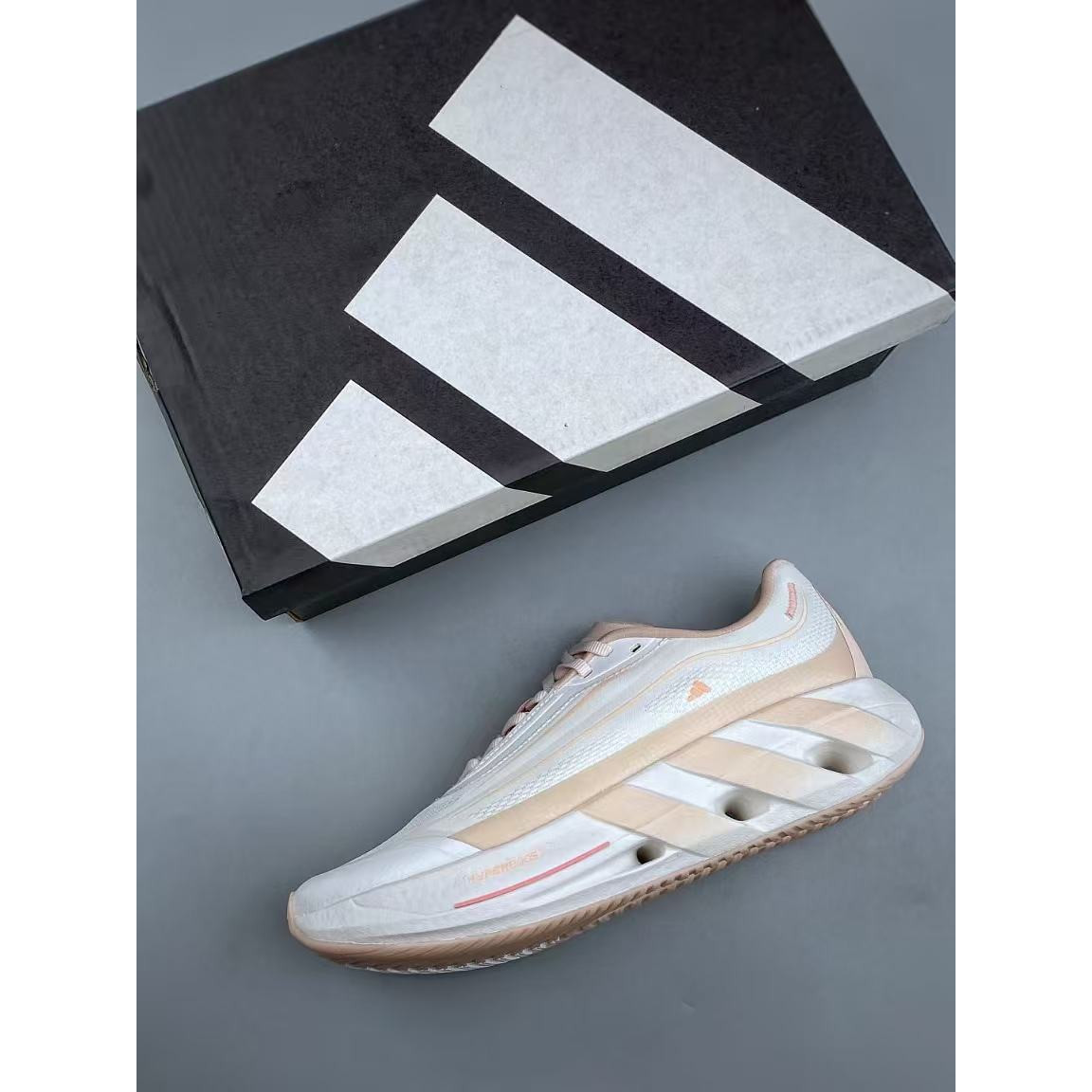 <p>Adidas HYPERBOOST LITE 低帮跑步鞋</p>
