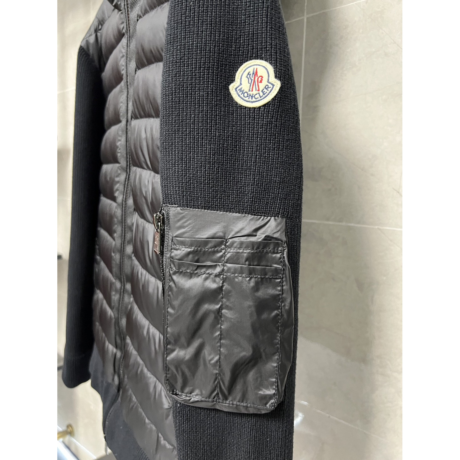 <p>Moncler 拼接连帽针织羽绒服(黑)</p>