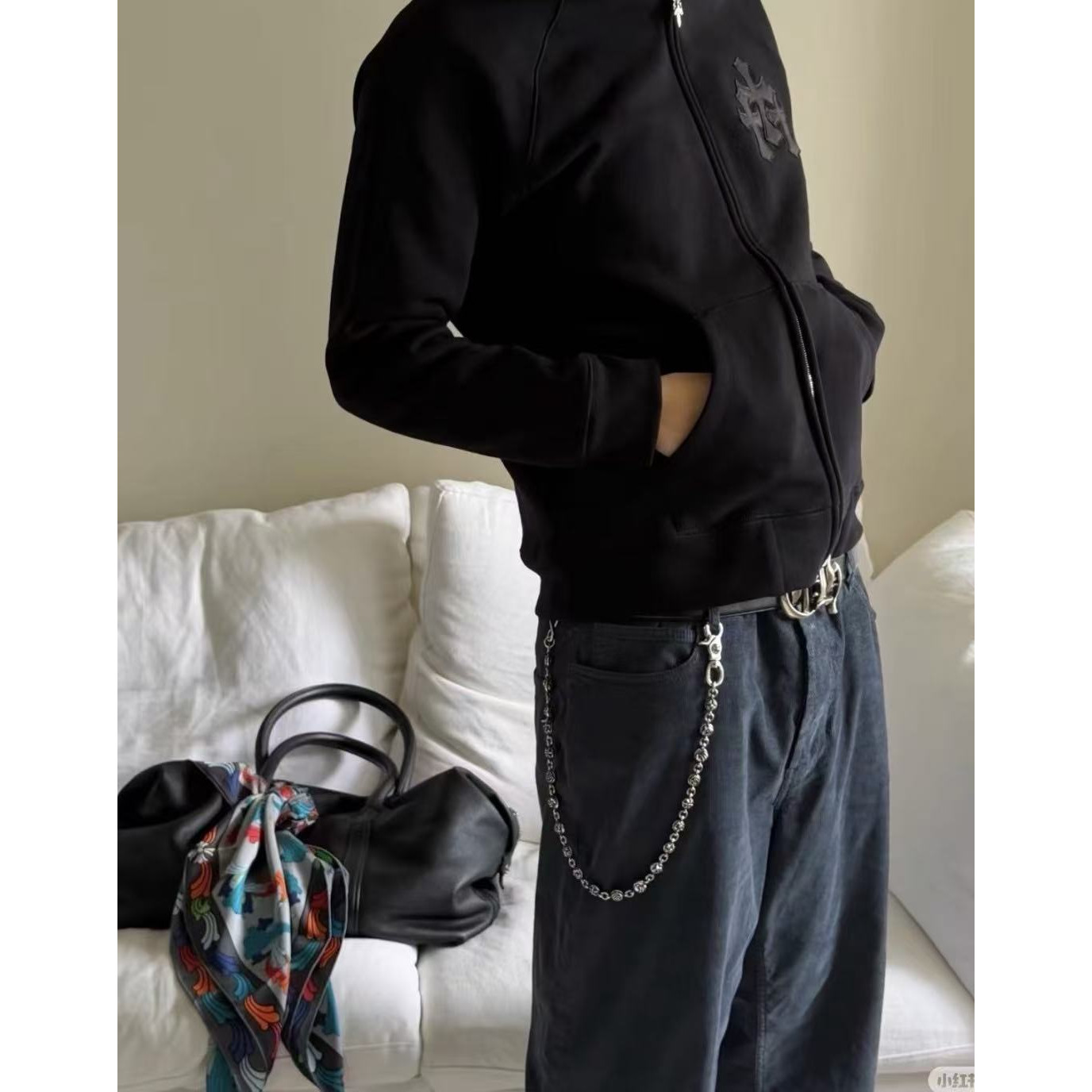 <p>CHROME HEARTS 三花十字架皮标拉链连帽外套(黑)</p>