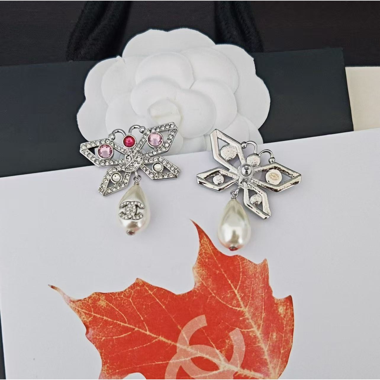 <p>CHANEL&nbsp;白金蝴蝶结珍珠耳环</p>