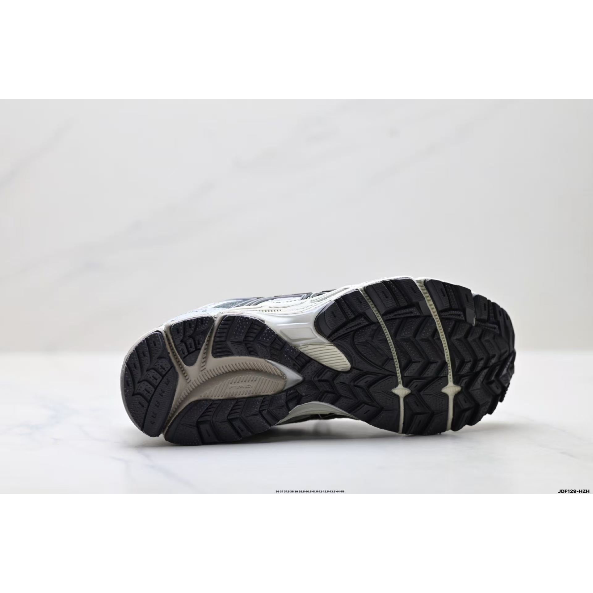 <p>Asics Gel-Kahana 8 FL&nbsp; 经典户外跑鞋(白)</p>