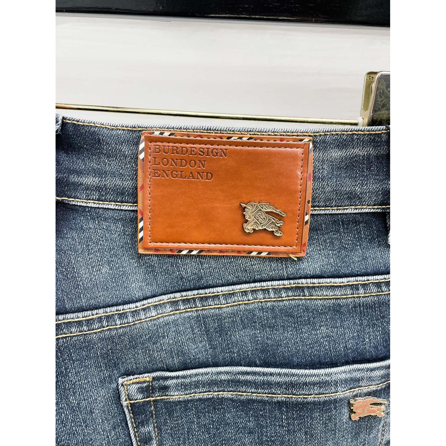 <p>BURBERRY 高品质牛仔裤</p>
