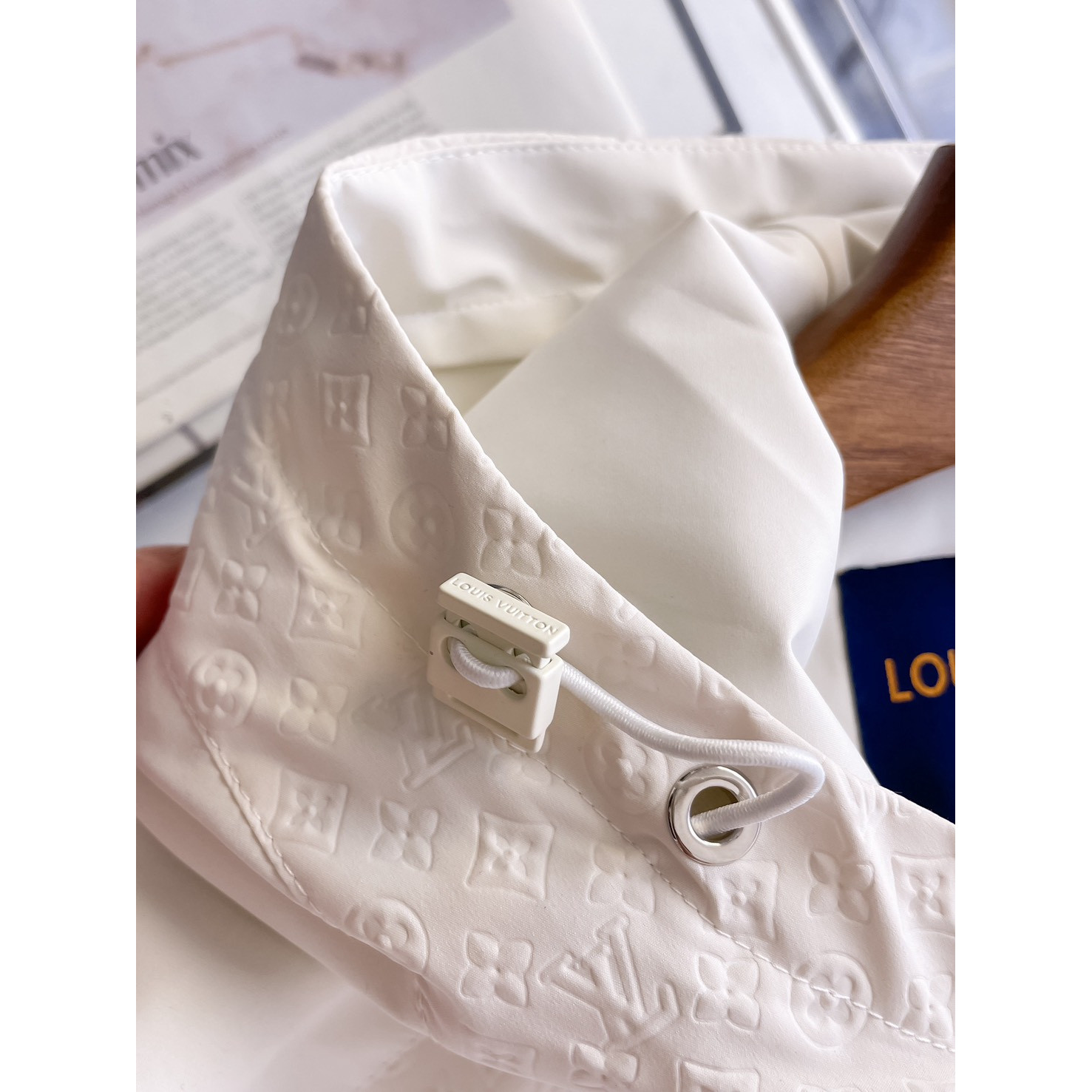 <p>LV 男士夹克外套(白)</p>