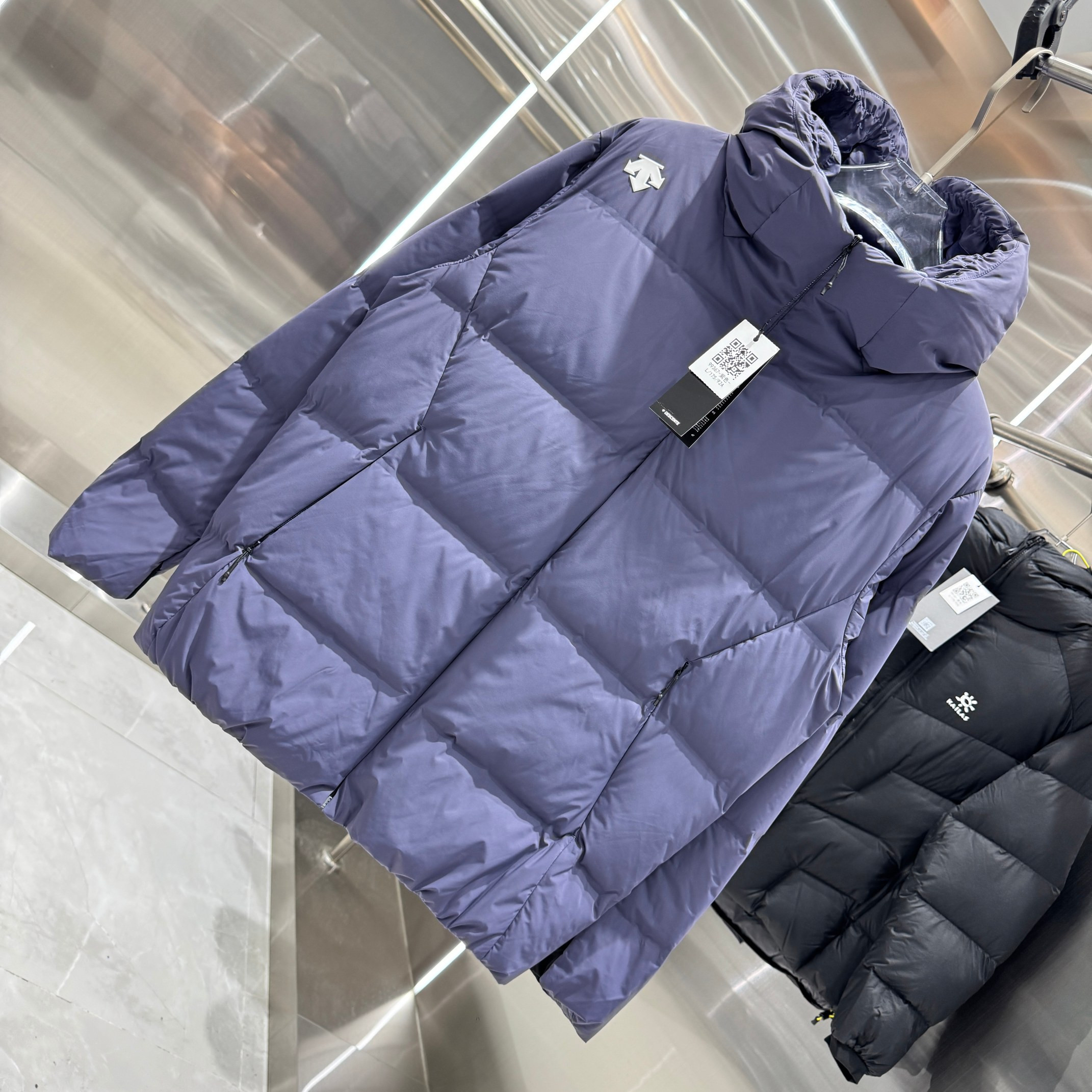<p>DESCENTE 运动羽绒服</p>