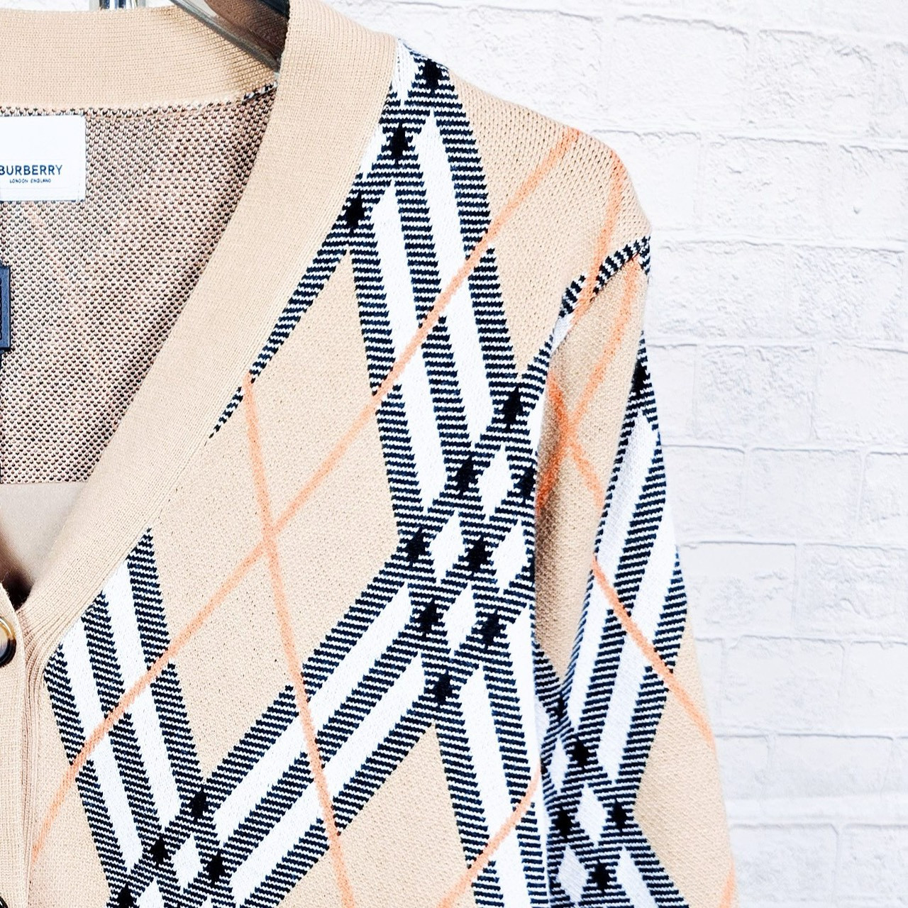 <p>BURBERRY&nbsp;情侣V领针织开衫毛衣(卡其GJ44)</p>