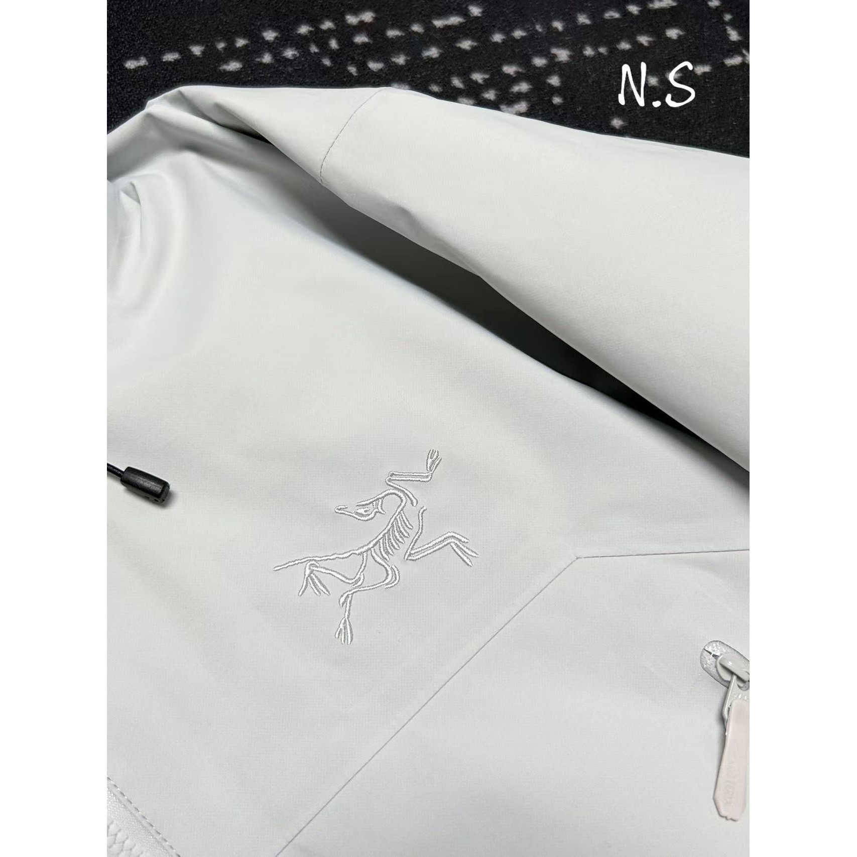 <p>Arc'teryx SL硬壳冲锋衣(隐秘灰)</p>