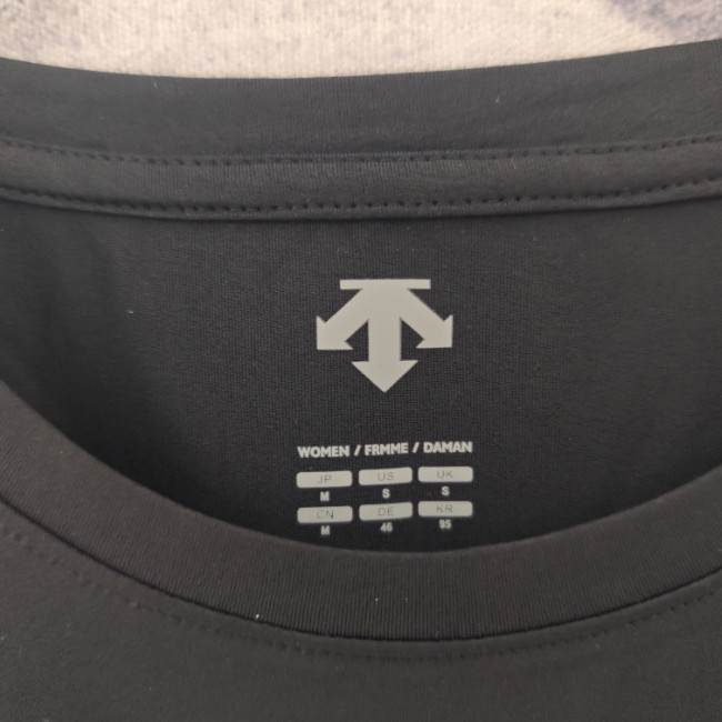 <p>DESCENTE 經典款短袖T恤(黑)</p>