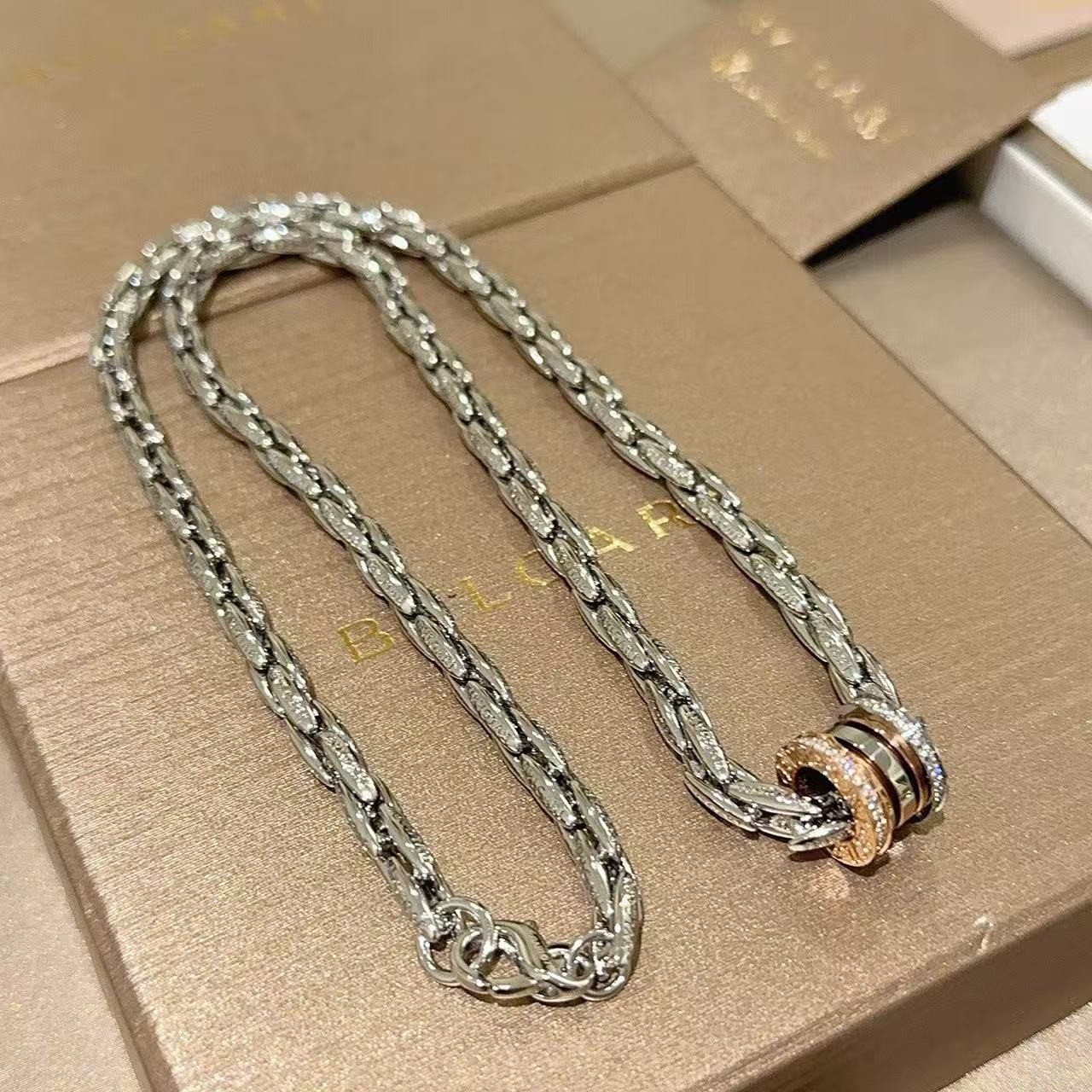 <p>BVLGARI&nbsp;项链</p>