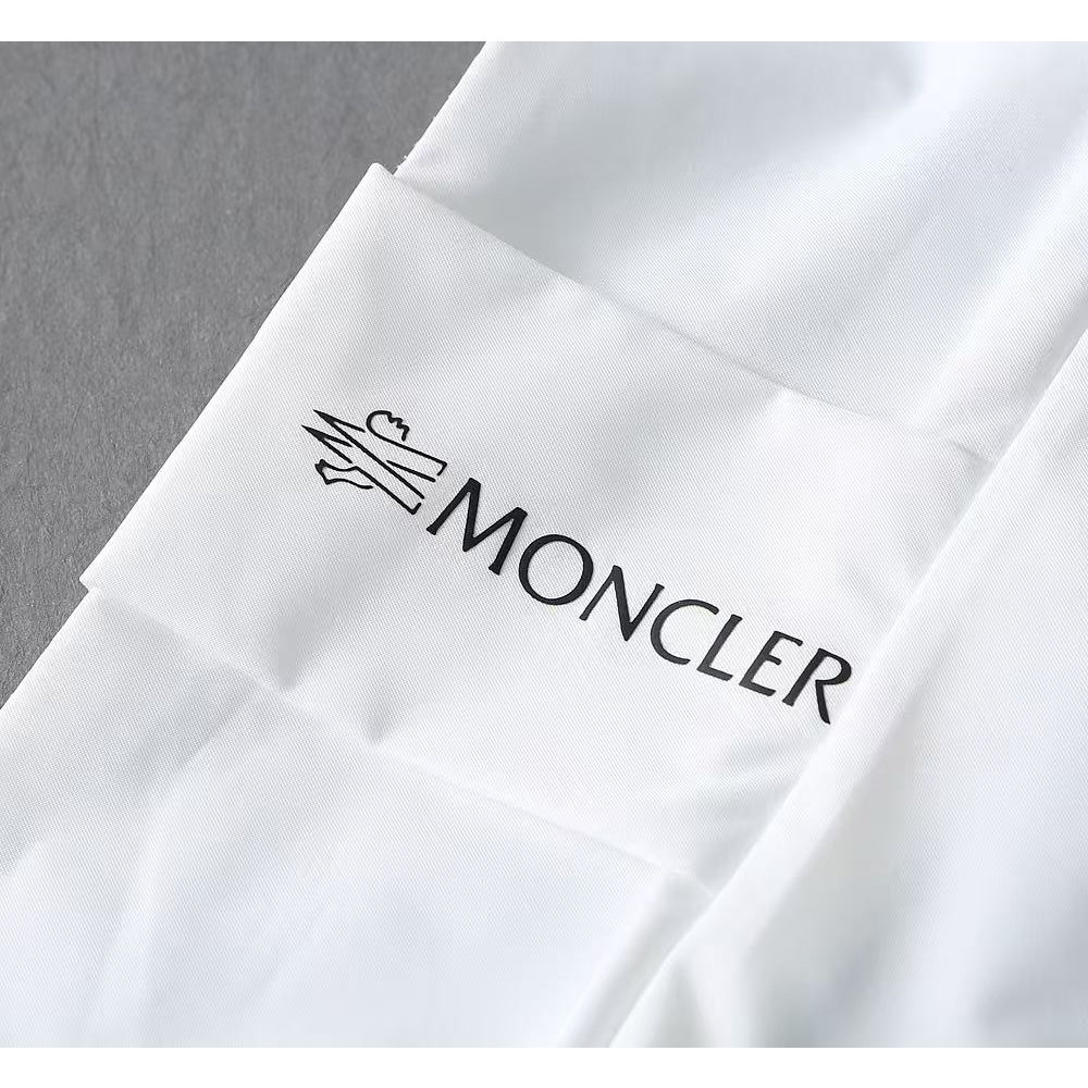 <p>MONCLER&nbsp;男士夹克外套(800857)</p>