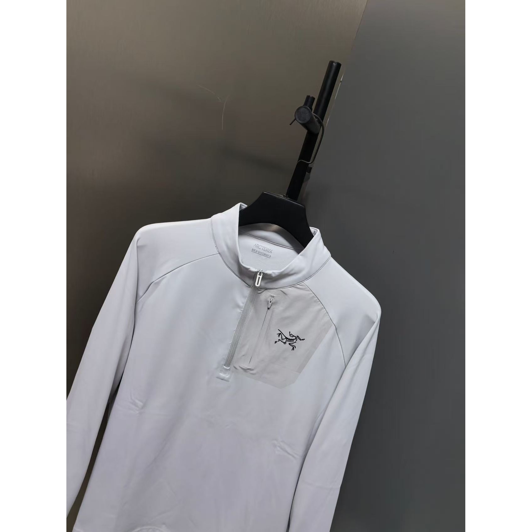 <p>Arc'teryx 半拉链口袋长袖打底(米灰)</p>