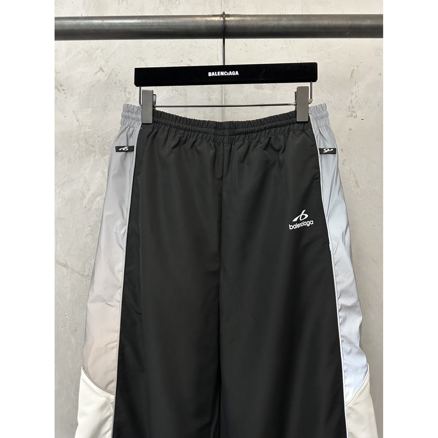 <p>Balenciaga BODIES拼色休闲运动冲锋裤</p>