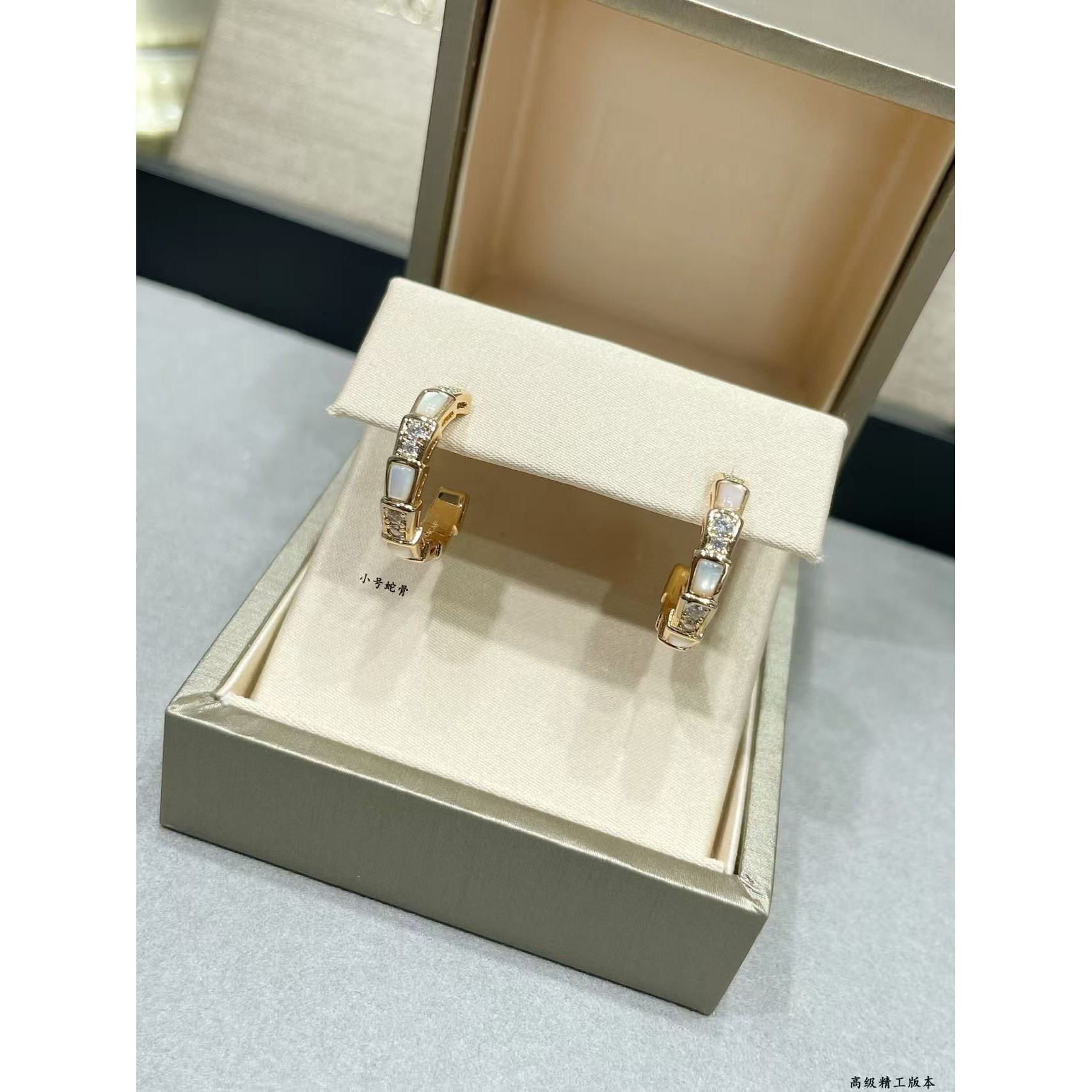 <p>BVLGARI&nbsp;贝壳蛇骨耳环</p>