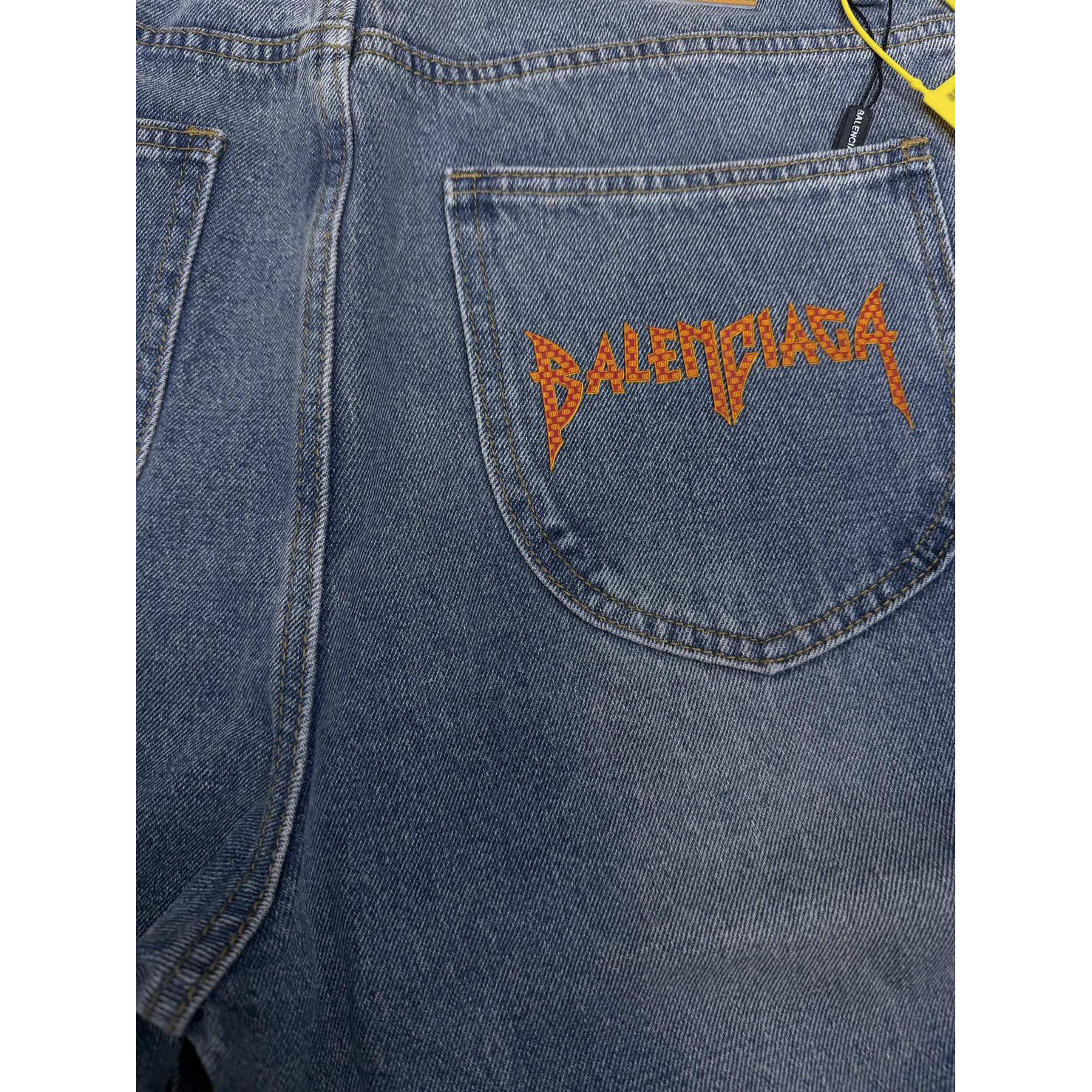 <p>Balenciaga&nbsp;口袋立体压胶字母印花情侣款水洗宽松牛仔裤&nbsp;</p>