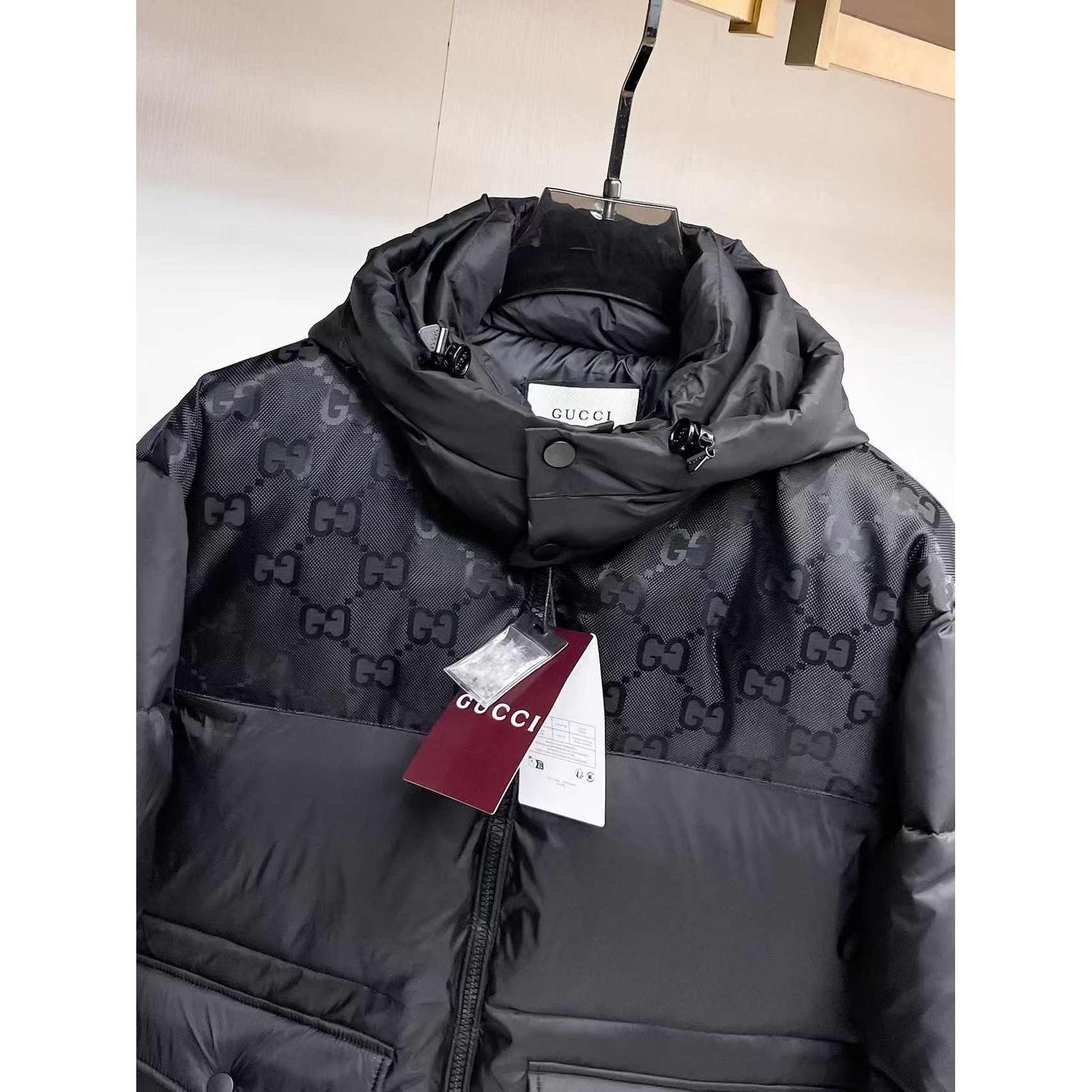 <p>GUCCI 秋冬新款羽绒服(黑)</p>