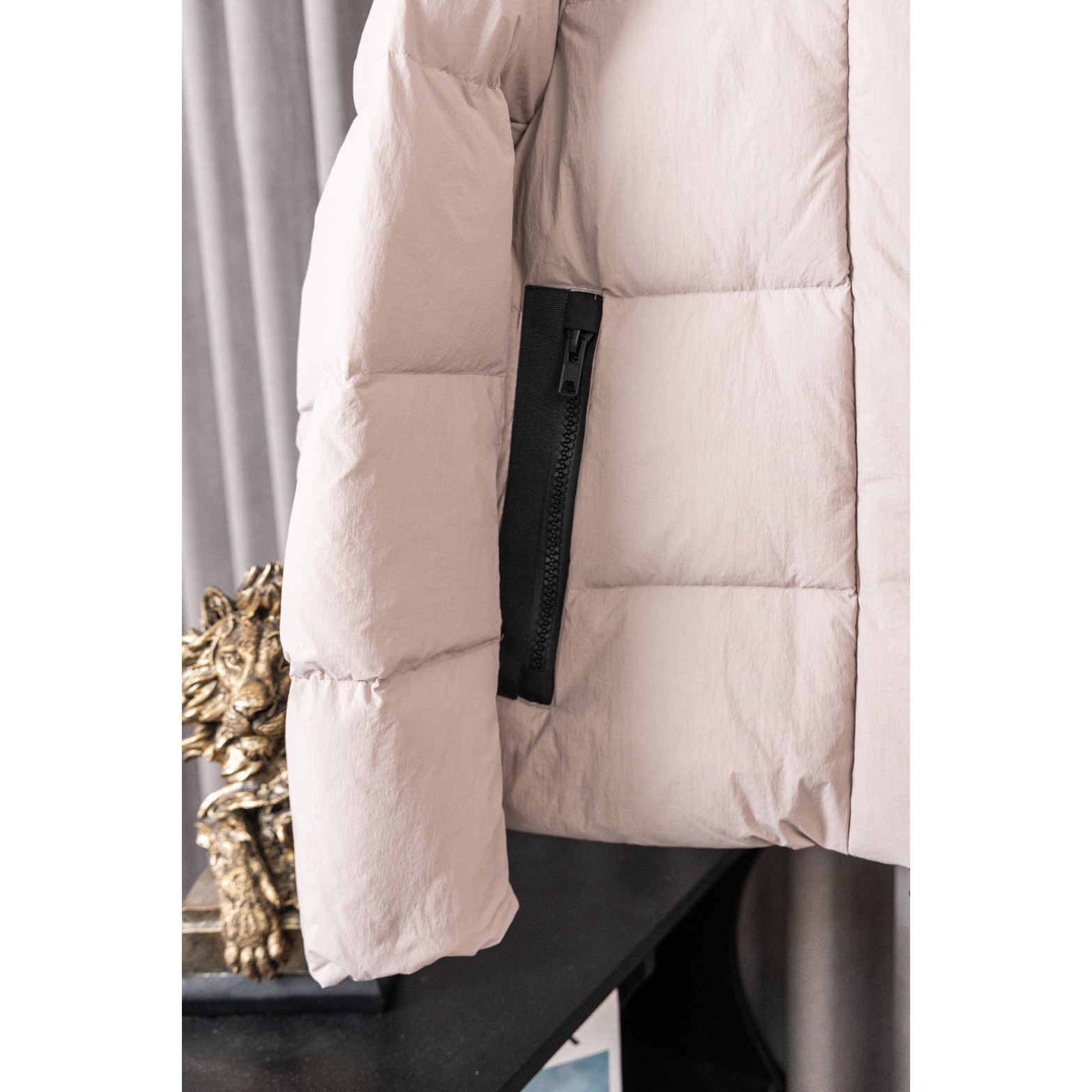 <p>Canada Goose Junction 黑标短款羽绒服(欧阳娜娜同款)(白色)</p>