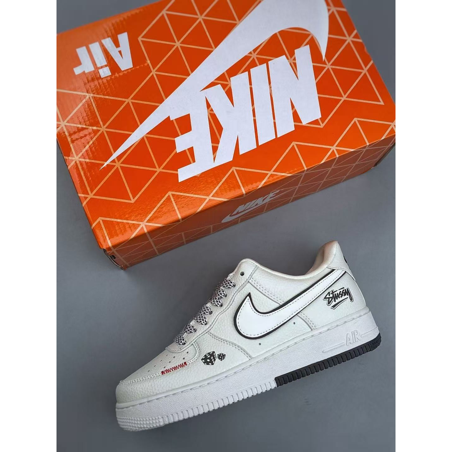 <p>Nike Air Force1 07 low &nbsp;联名款(白)</p>
