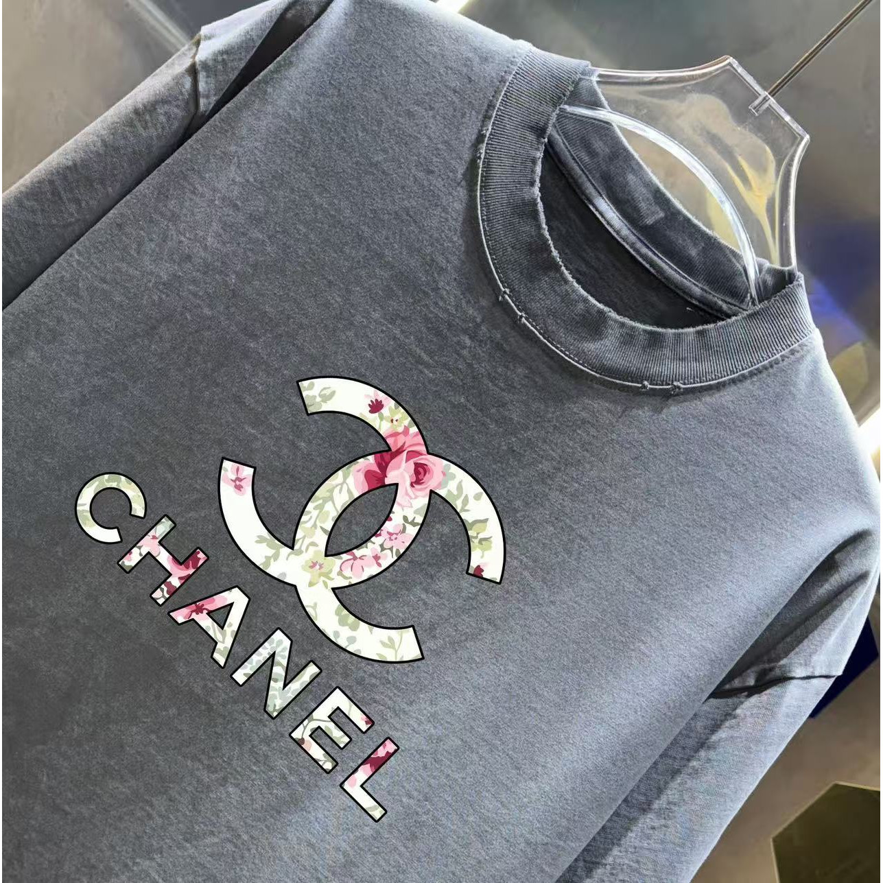<p>CHANEL 洗水磨破短袖T恤(洗水灰)</p>