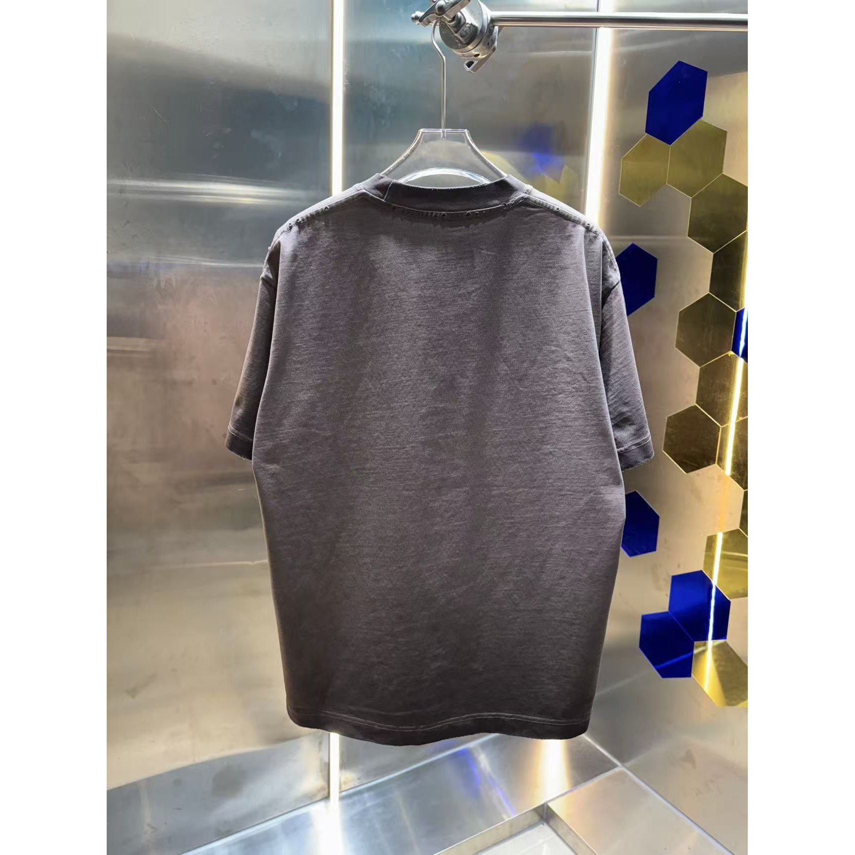 <p>Givenchy 洗水磨破短袖T恤(洗水褐)</p>