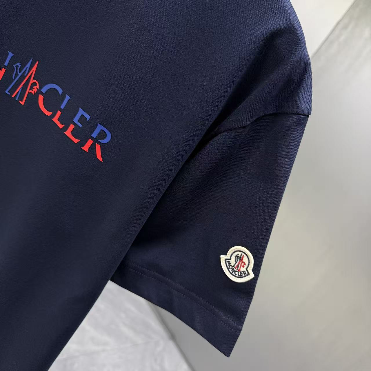 <p>Moncler 短袖T恤(深藍)</p>
