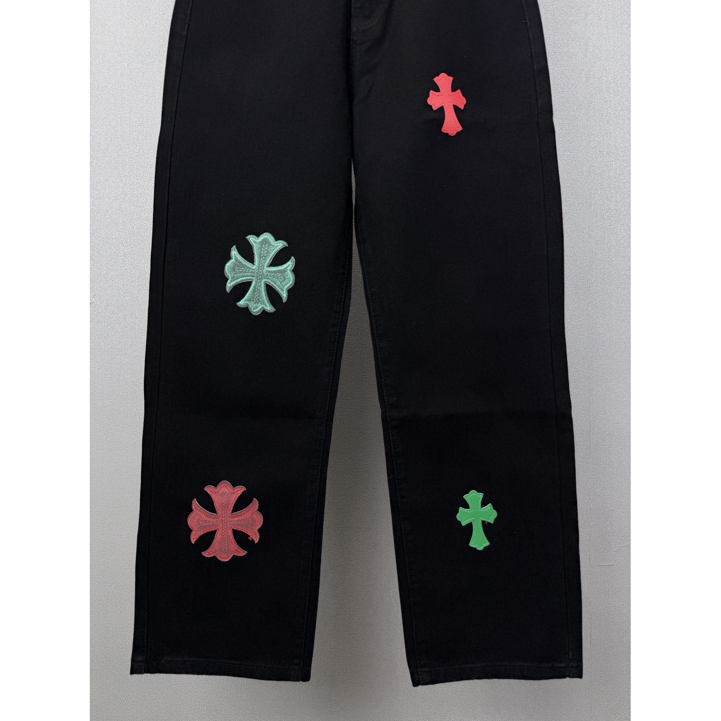 <p>CHROME HEARTS 红绿十字架拼皮情侣款水洗宽松牛仔裤((黑)</p>