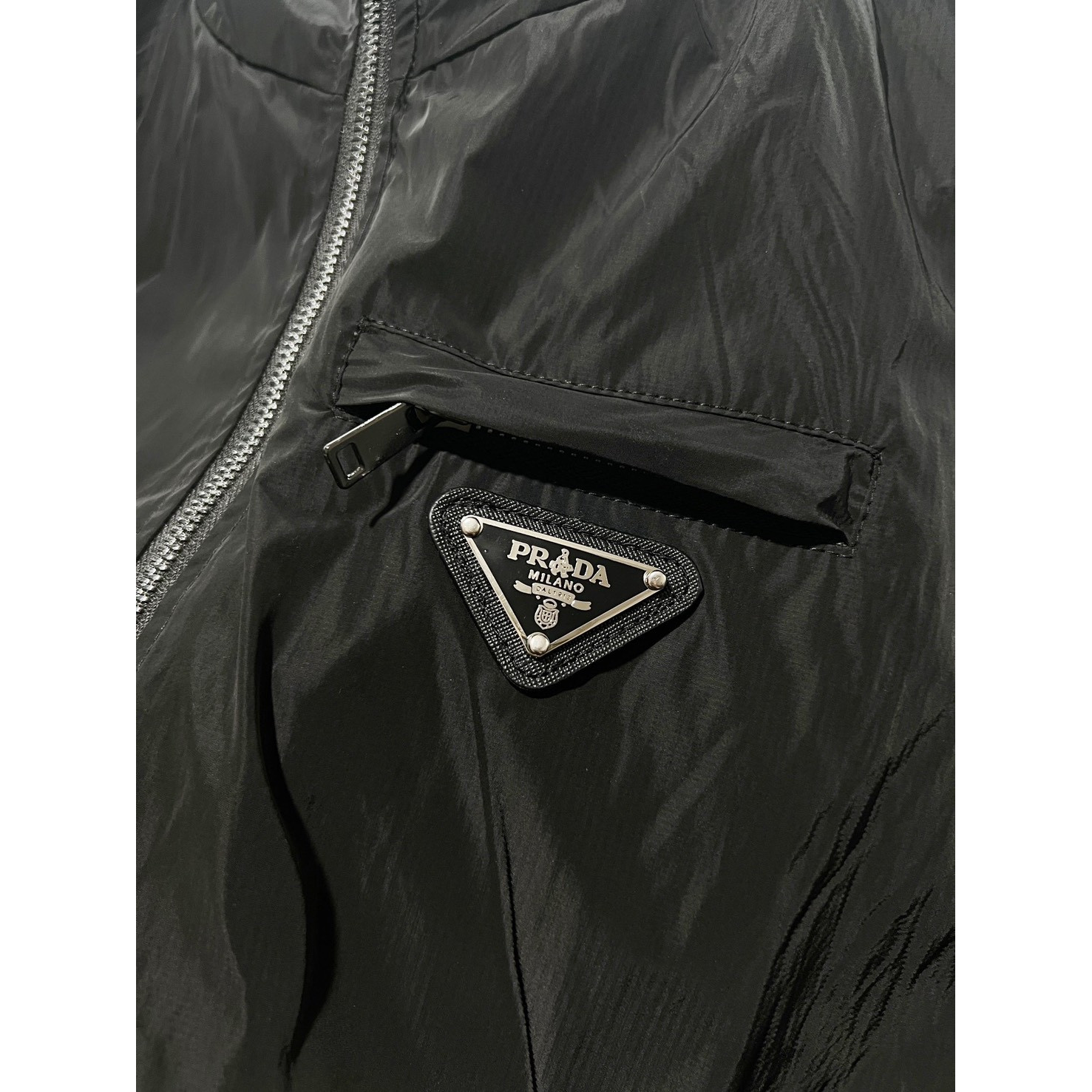 <p>PRADA&nbsp;马克外套(黑)</p>