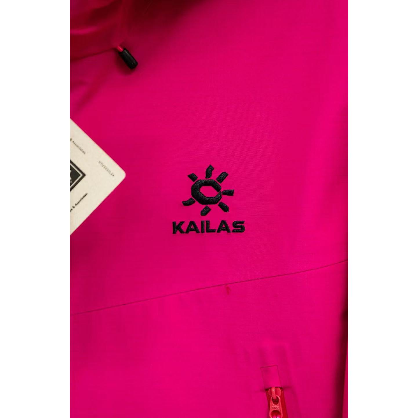 <p>KAILAS LT户外压胶连帽冲锋衣(矿钴粉)</p>