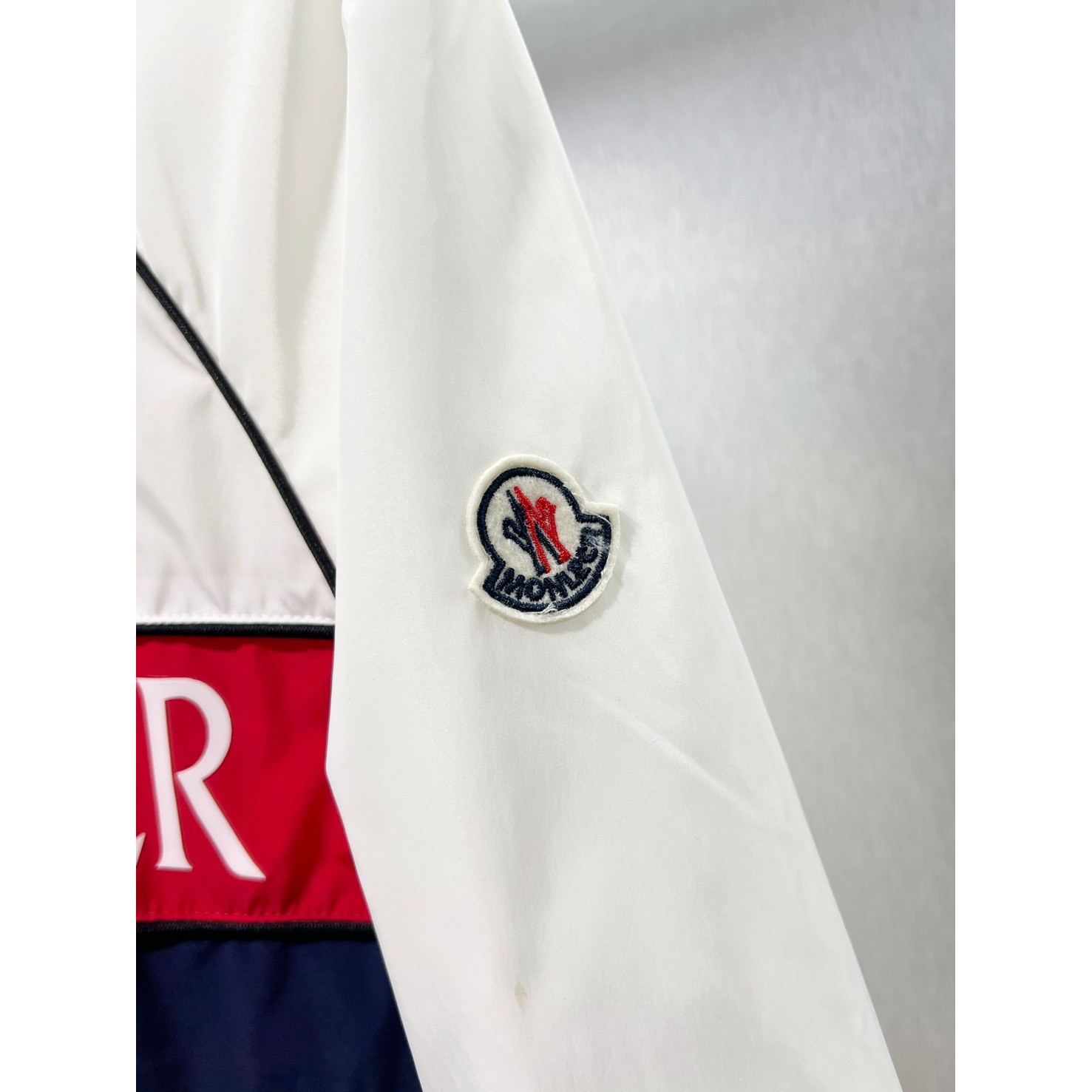 <p>MONCLER&nbsp;夹克外套(白)</p>