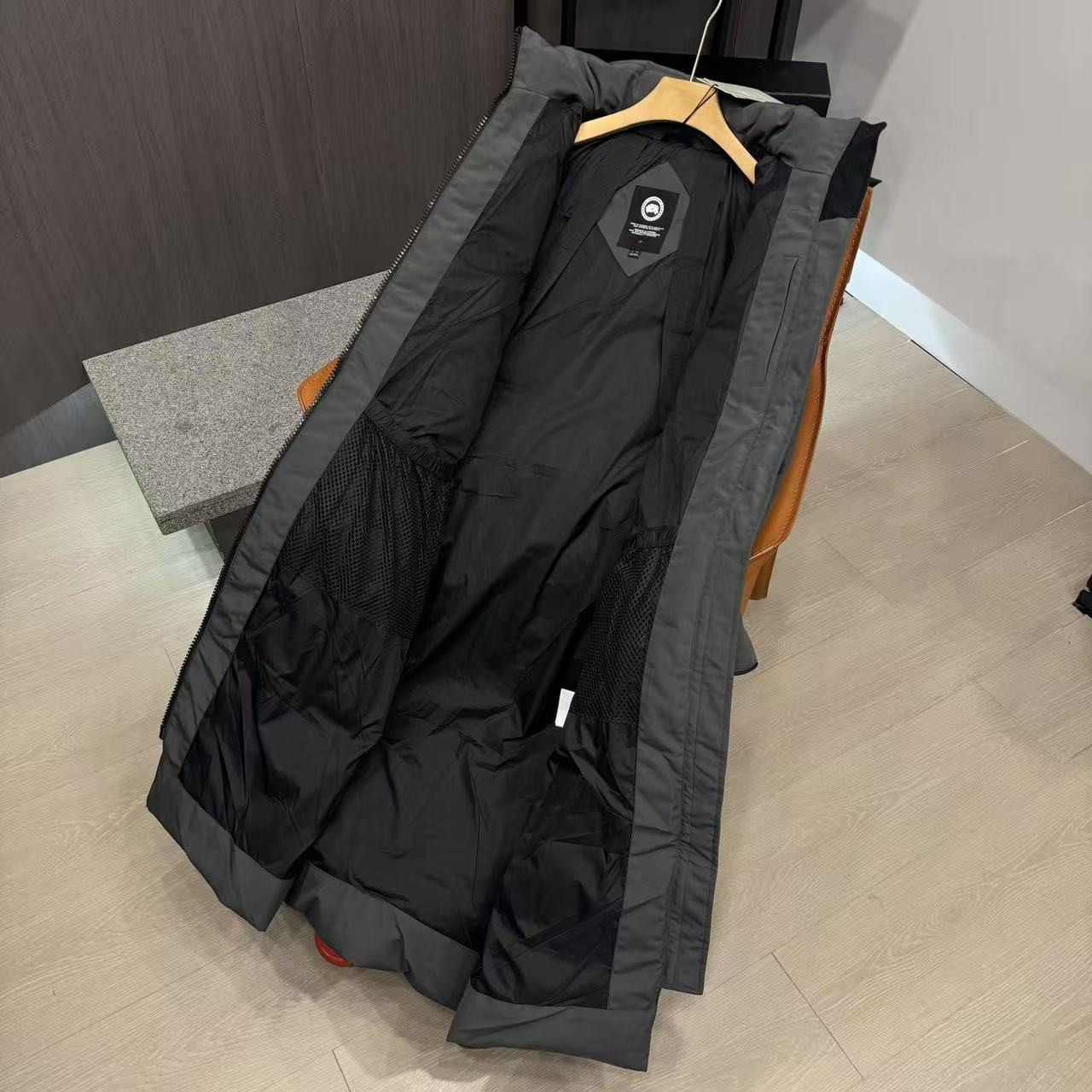 <p>Canada Goose 可拆卸兜帽全長款羽绒服(灰)</p>