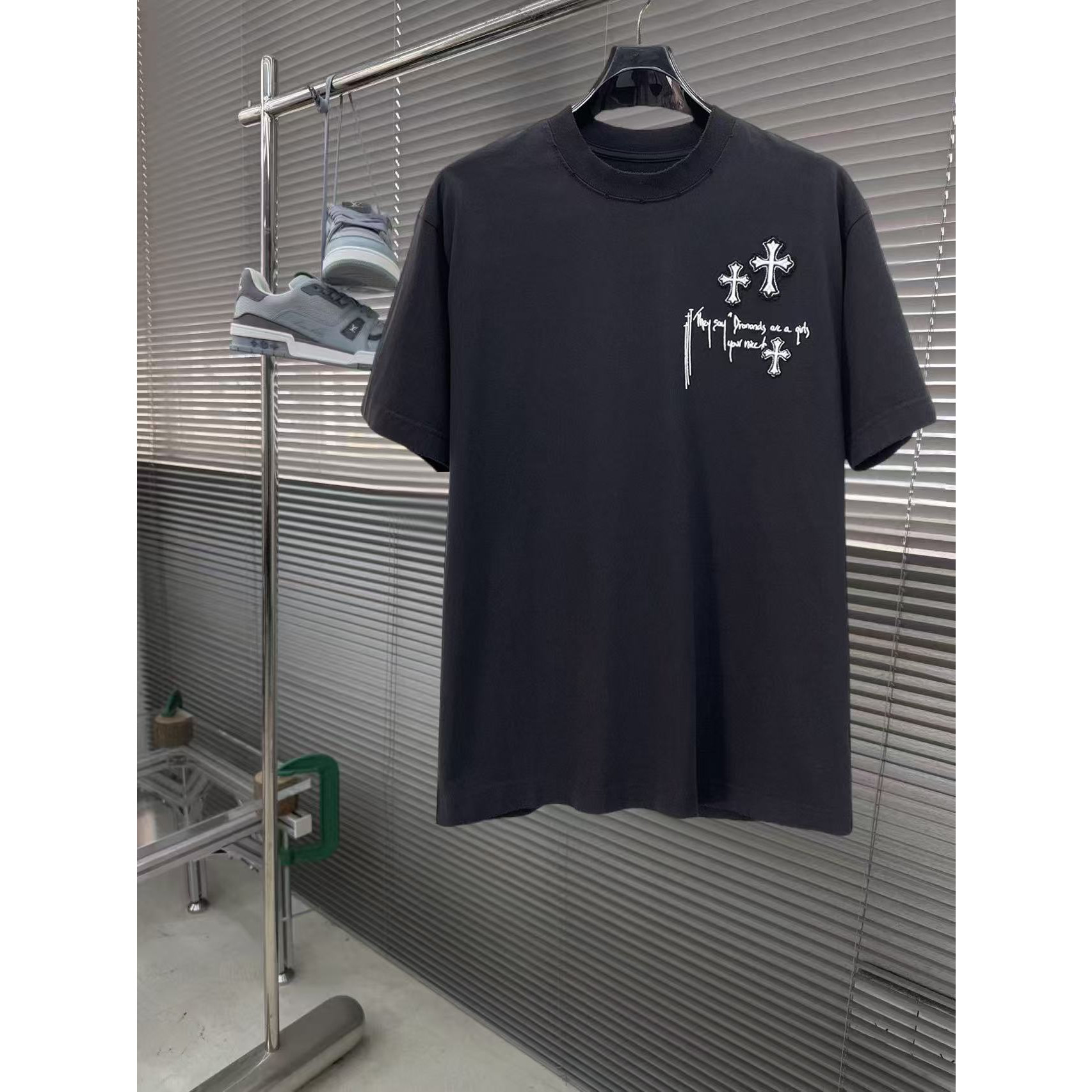 <p>CHROME HEARTS&nbsp;专柜新款短袖T恤(黑)</p>