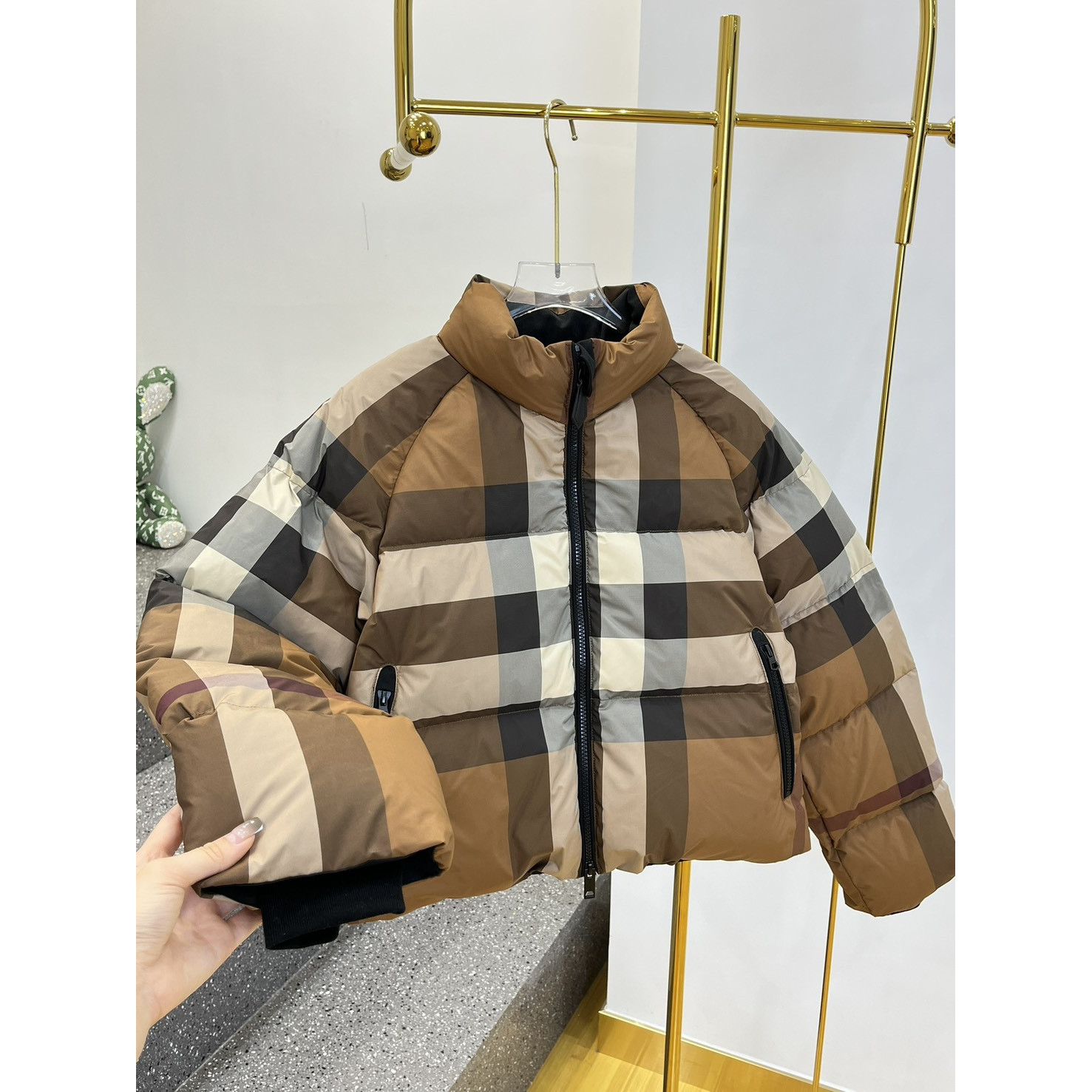 <p>BURBERRY 格纹短款羽绒服(浅驼色)</p>