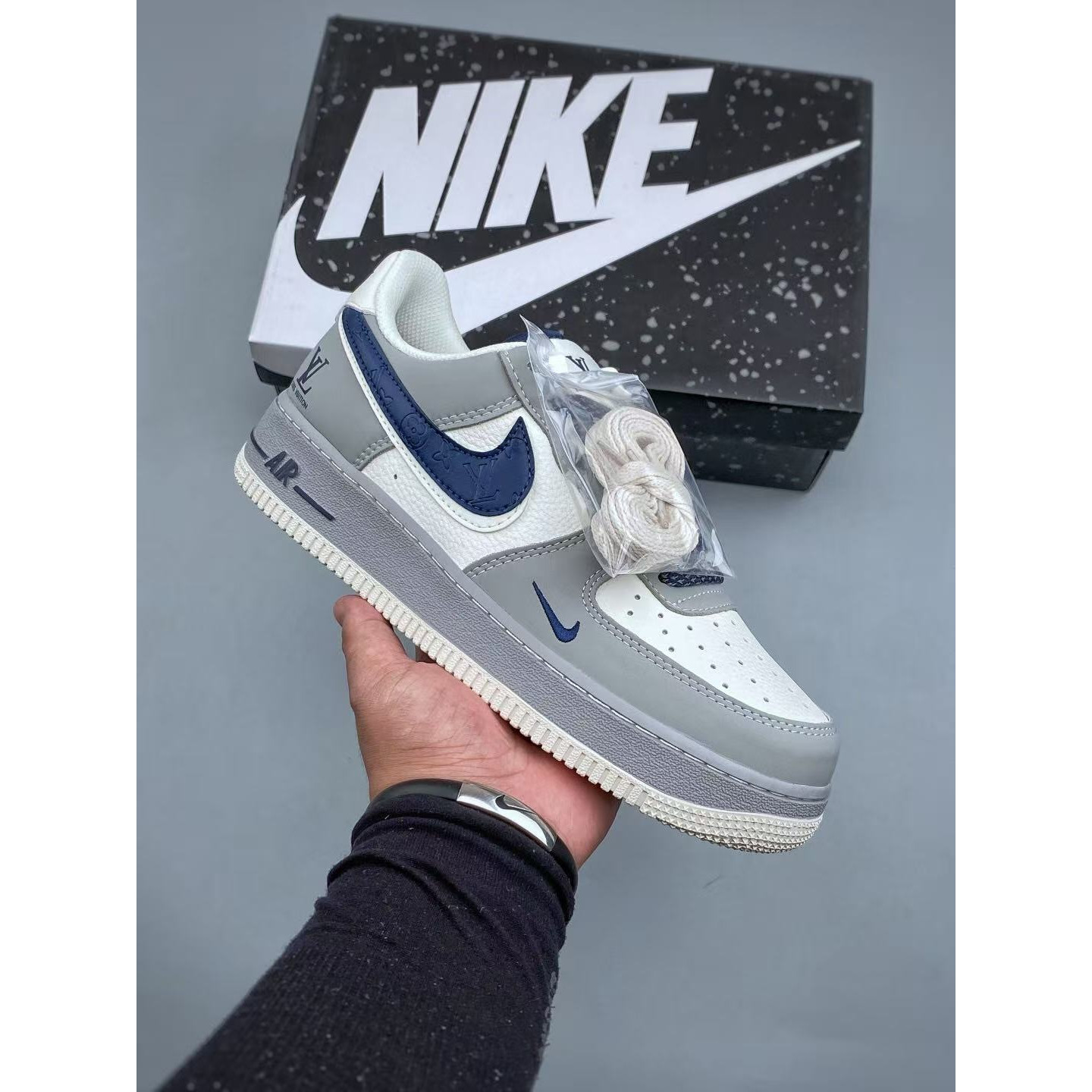 <p>Nike Air Force1 07 low &nbsp;联名款</p>