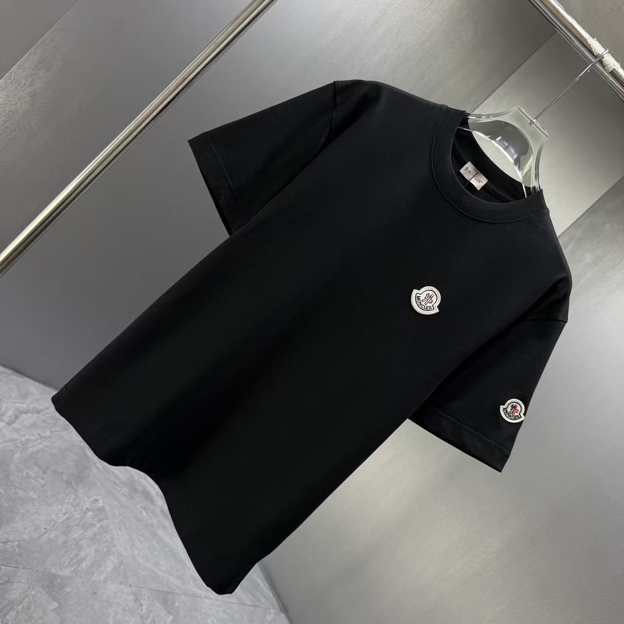 <p>Moncler 短袖T恤(黑)</p>