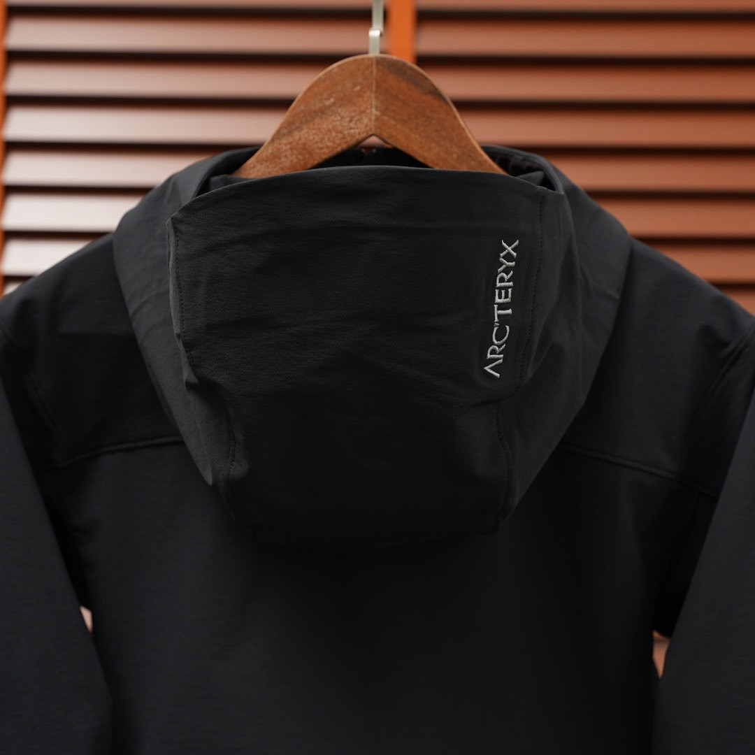<p>ARC'TERYX 女款Hoody软壳连帽夹克(黑)</p>